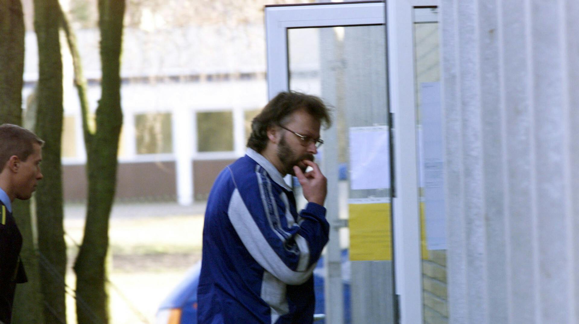 Den svenske "gangsterkonge" Clark Olofsson ankommer til retten i Frederikssund mandag 1. marts 1999.