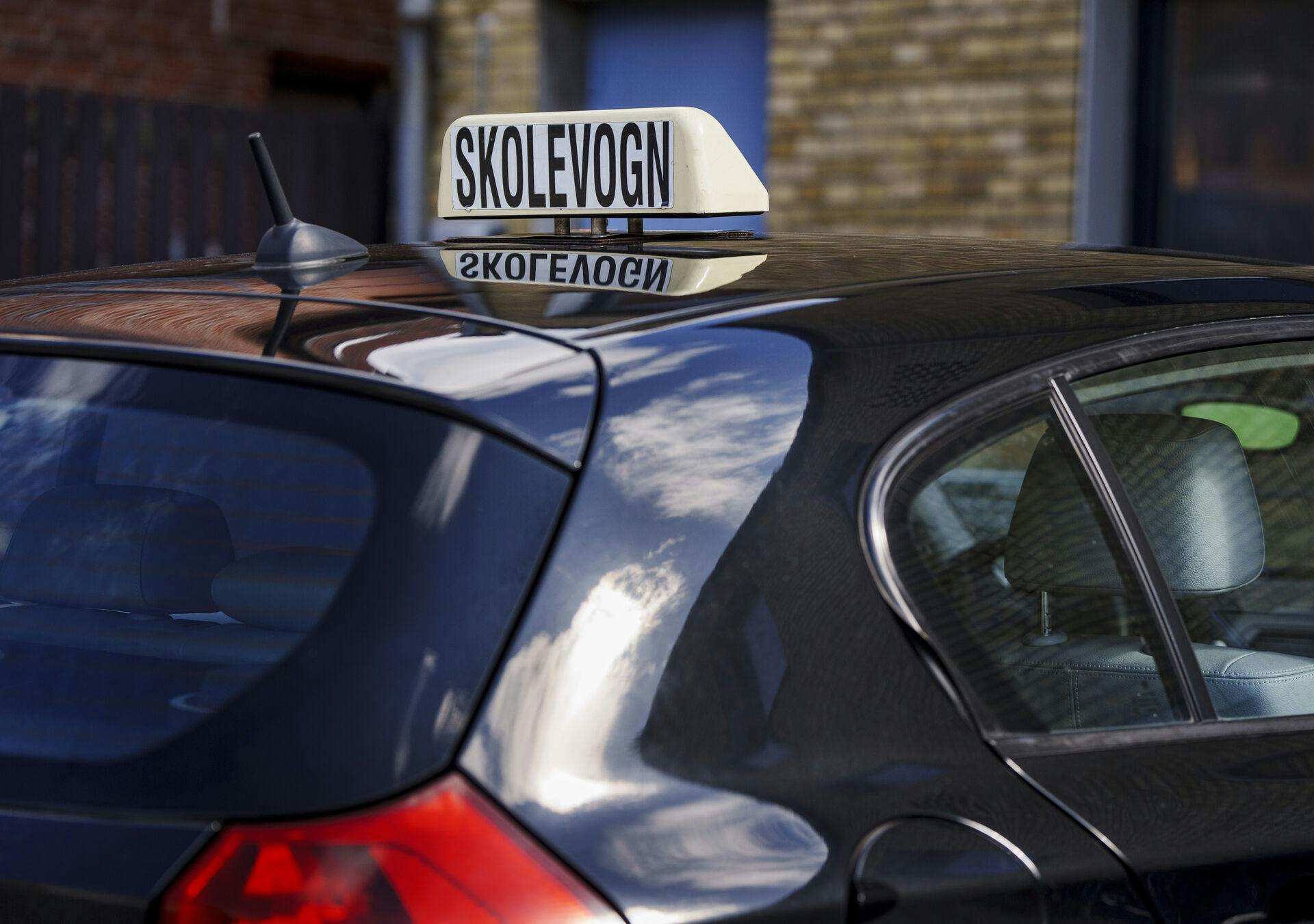 Skolevogn med skilt i Herlev , onsdag den 19 juli 2023