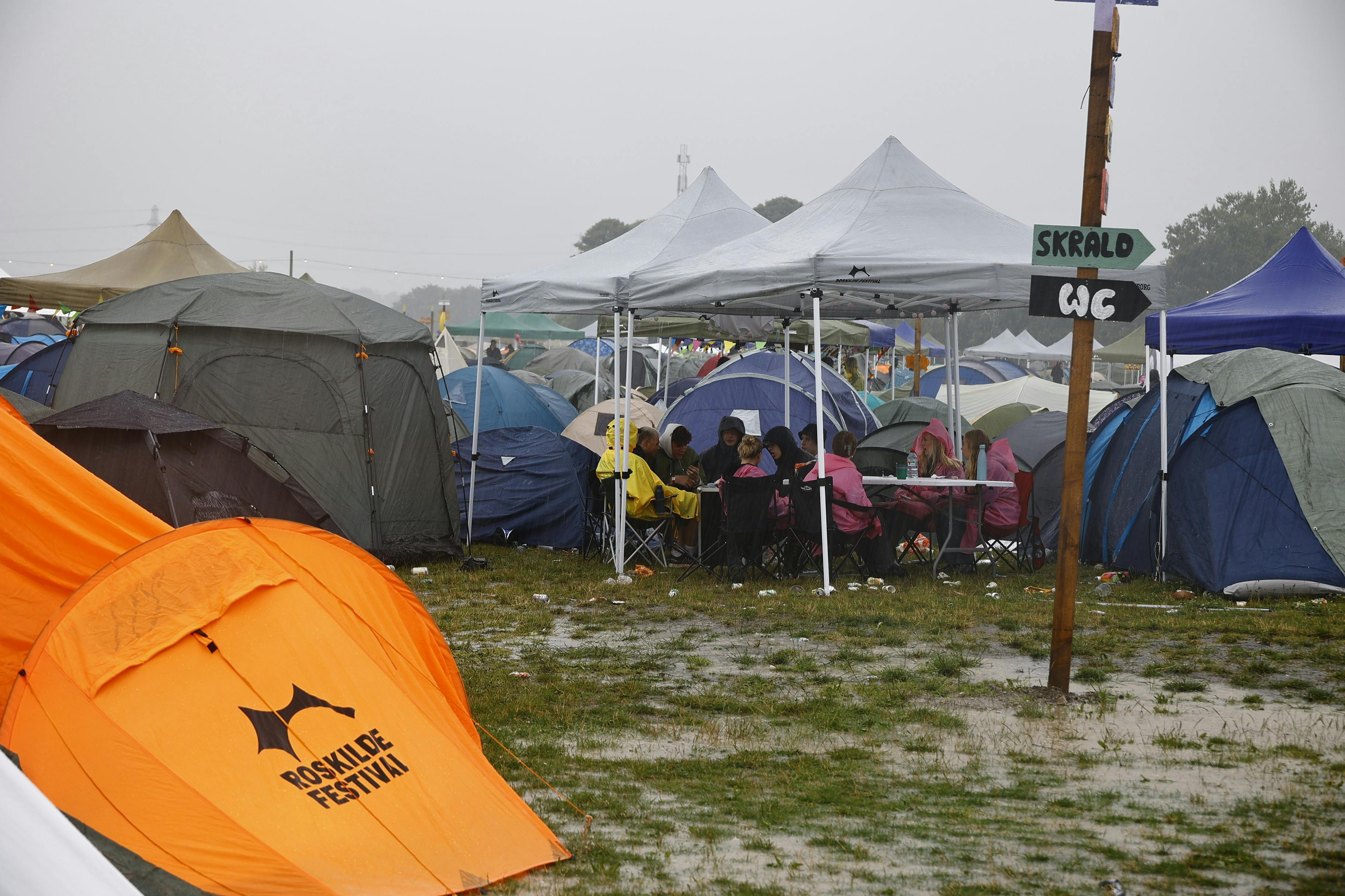 Det regnede også under Roskilde Festival i 2024.