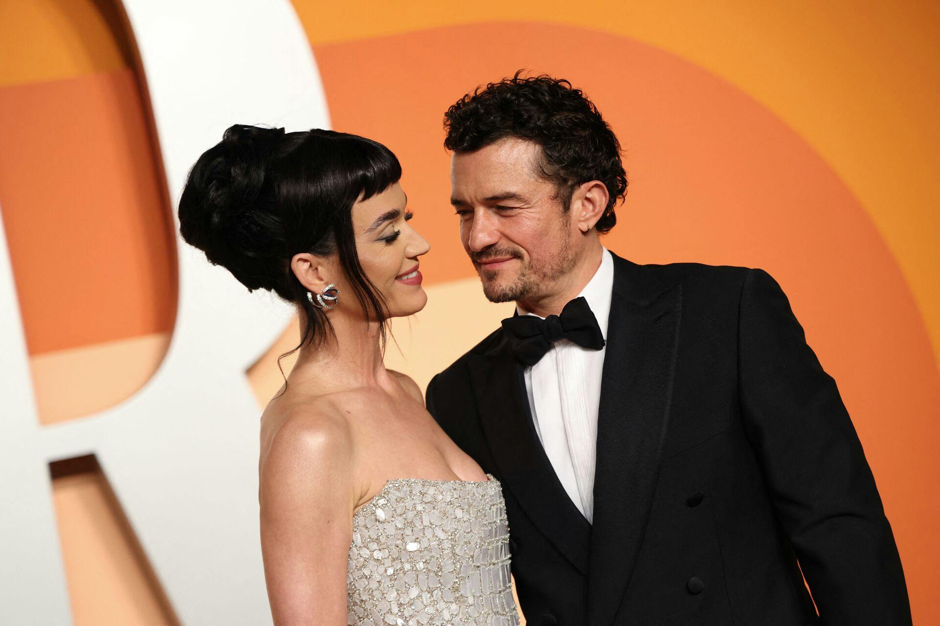 US singer Katy Perry (L) and English actor Orlando Bloom attend the Vanity Fair Oscar Party at the Wallis Annenberg Center for the Performing Arts in Beverly Hills, California, on March 2, 2025. (Photo by Michael Tran / AFP)