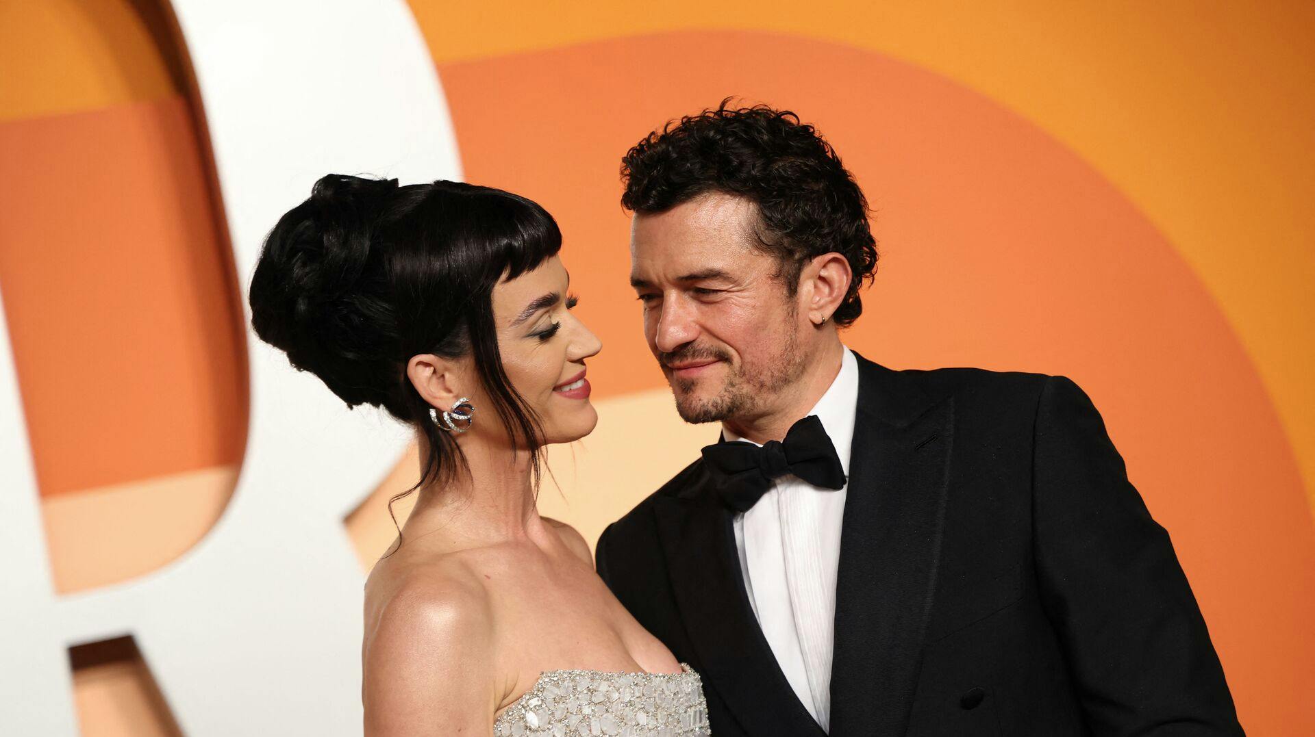 US singer Katy Perry (L) and English actor Orlando Bloom attend the Vanity Fair Oscar Party at the Wallis Annenberg Center for the Performing Arts in Beverly Hills, California, on March 2, 2025. (Photo by Michael Tran / AFP)