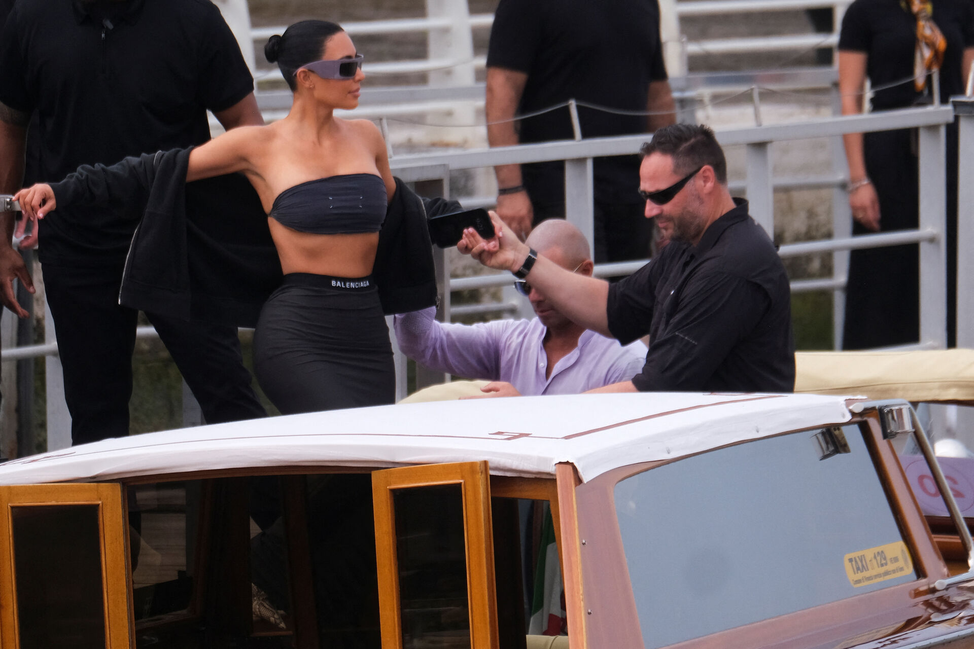 Kim Kardashian stiger ombord på en båd, som sejler fra Marco Polo Lufthavn.