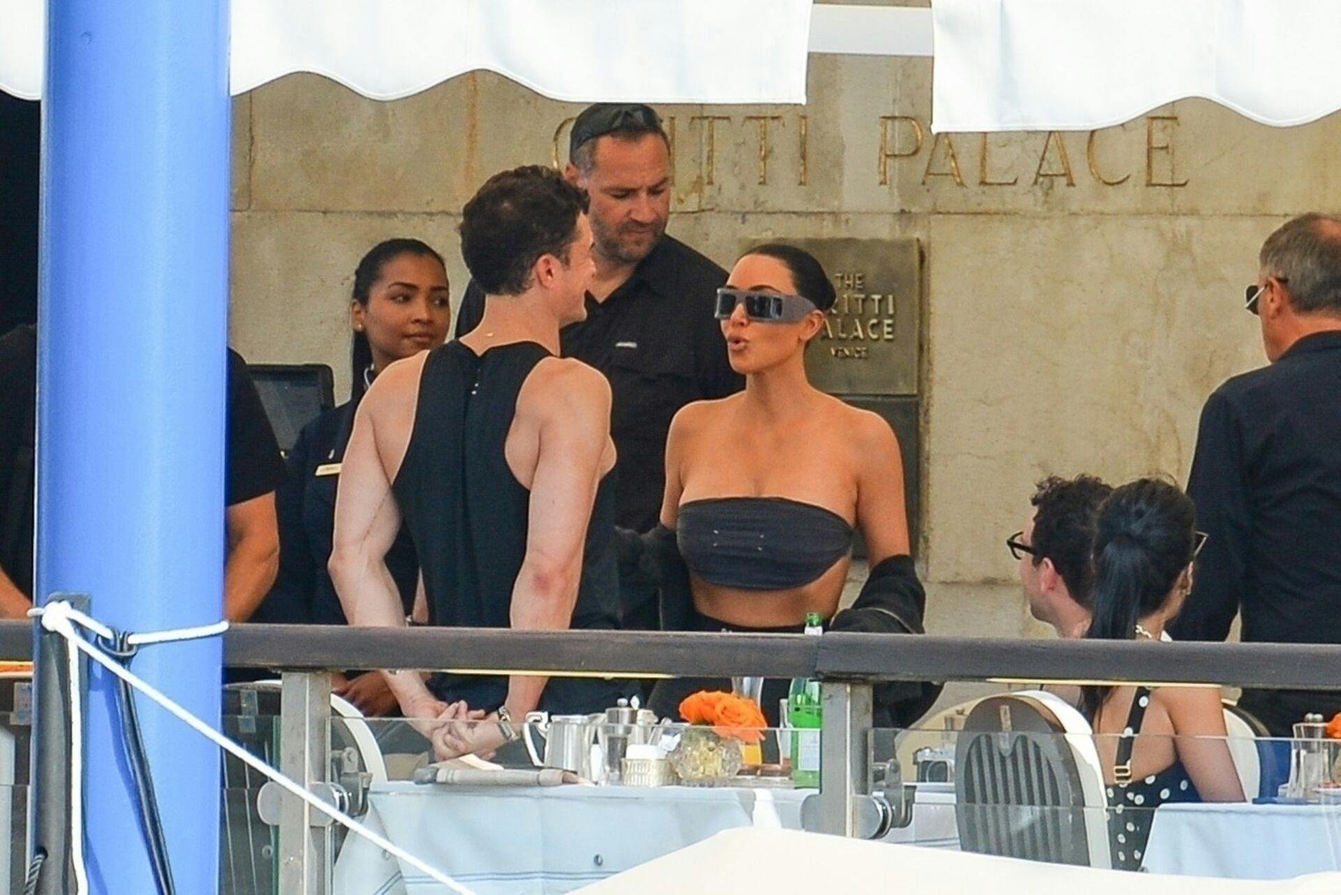 Orlando Bloom taler med Kim Kardashian, designerne Dolce og Gabbana og Kris Jenner forud for taxaturen.