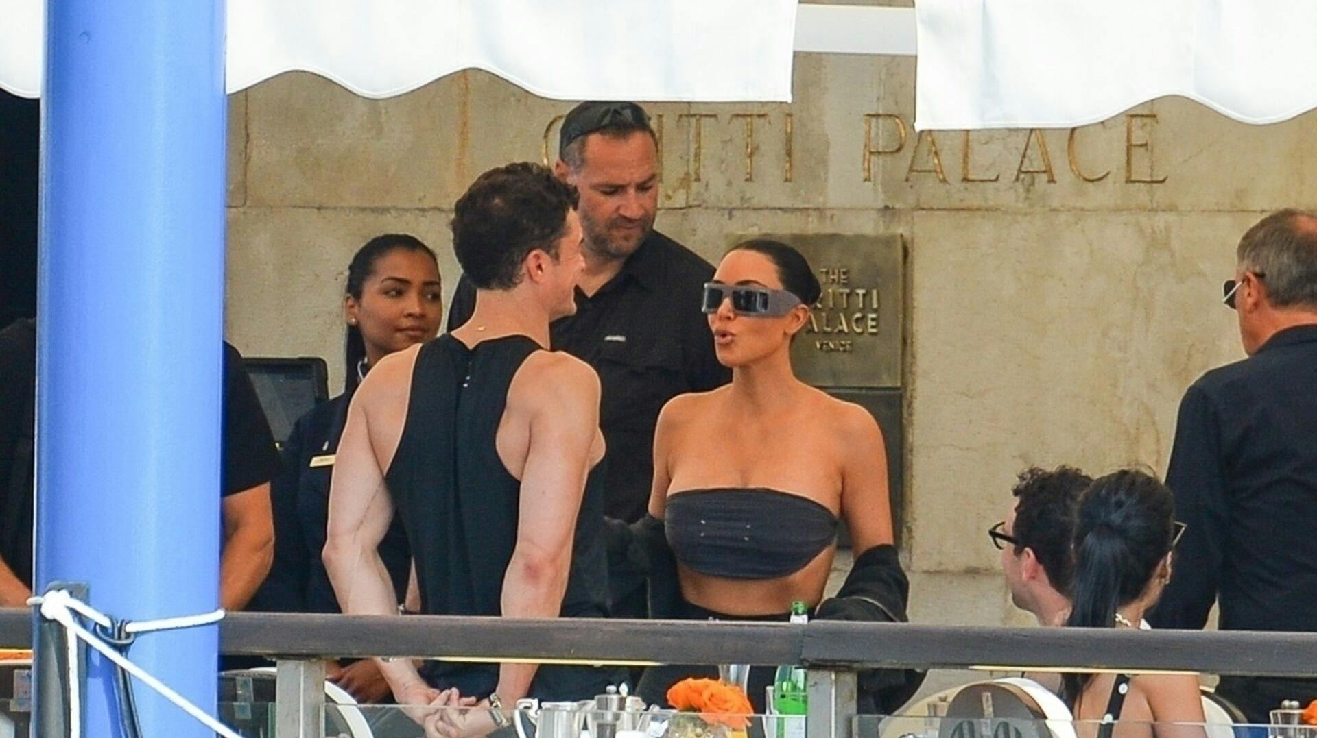 Orlando Bloom taler med Kim Kardashian, designerne Dolce og Gabbana og Kris Jenner forud for taxaturen.