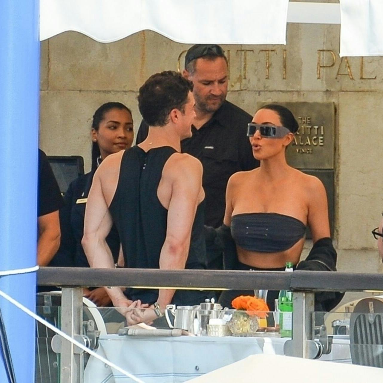 Orlando Bloom taler med Kim Kardashian, designerne Dolce og Gabbana og Kris Jenner forud for taxaturen.