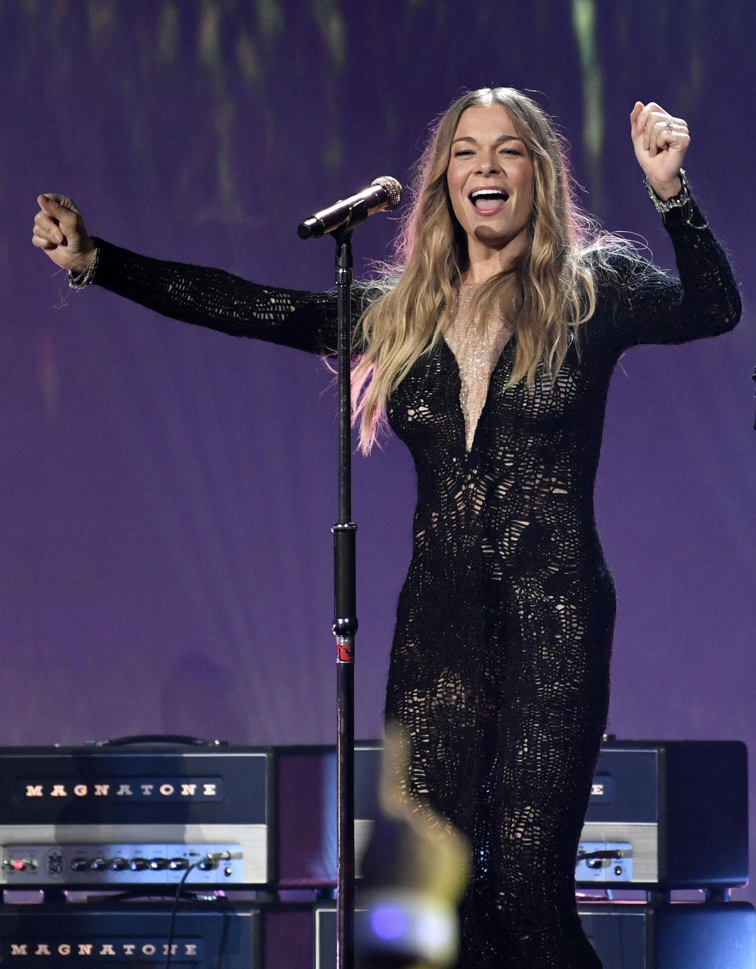 Forleden forlod countrystjernen LeAnn Rimes pludselig sin egen koncert, og nu fortæller hun, at det skyldtes, at hendes ene tand pludselig faldt ud