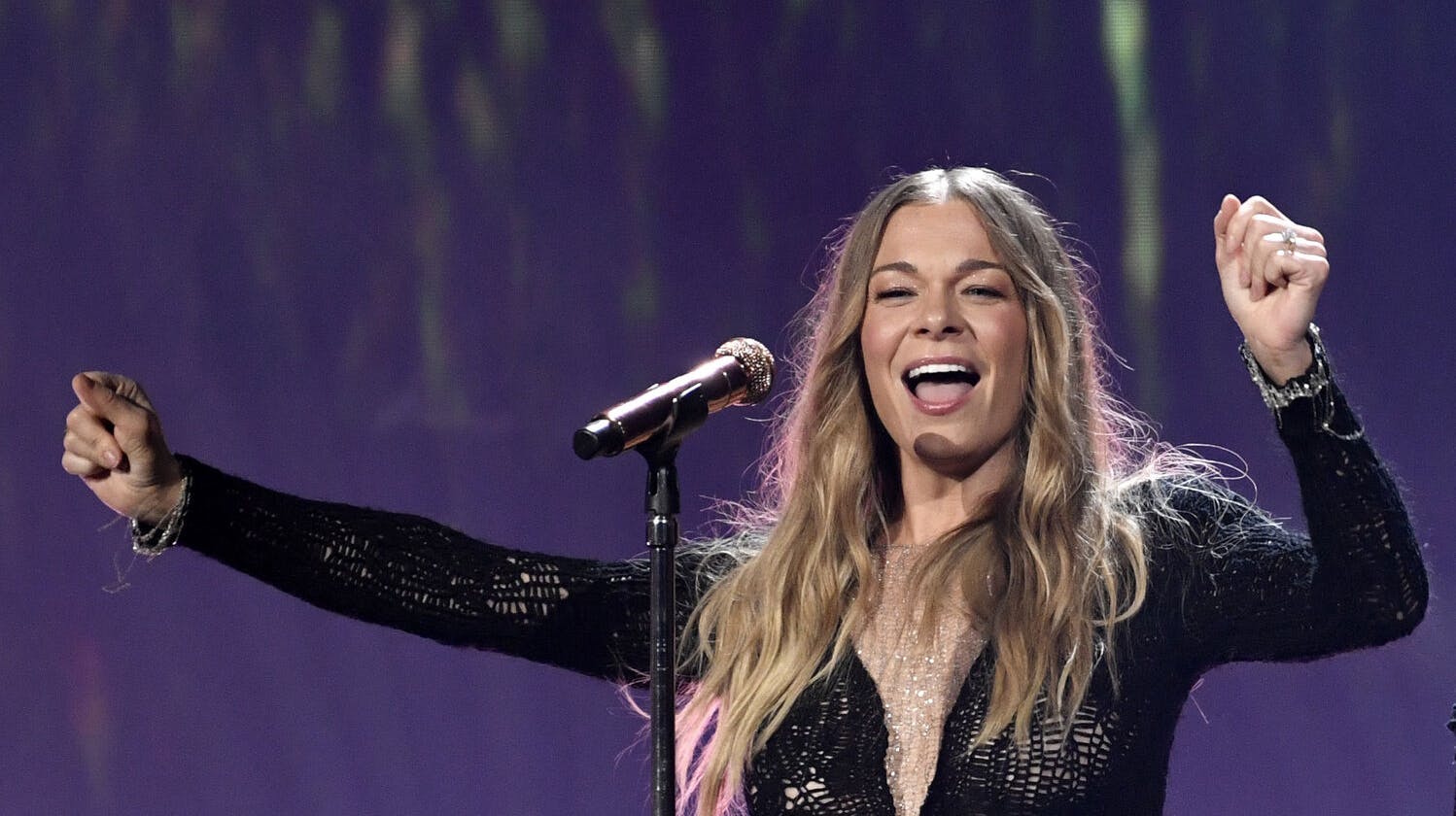Forleden forlod countrystjernen LeAnn Rimes pludselig sin egen koncert, og nu fortæller hun, at det skyldtes, at hendes ene tand pludselig faldt ud