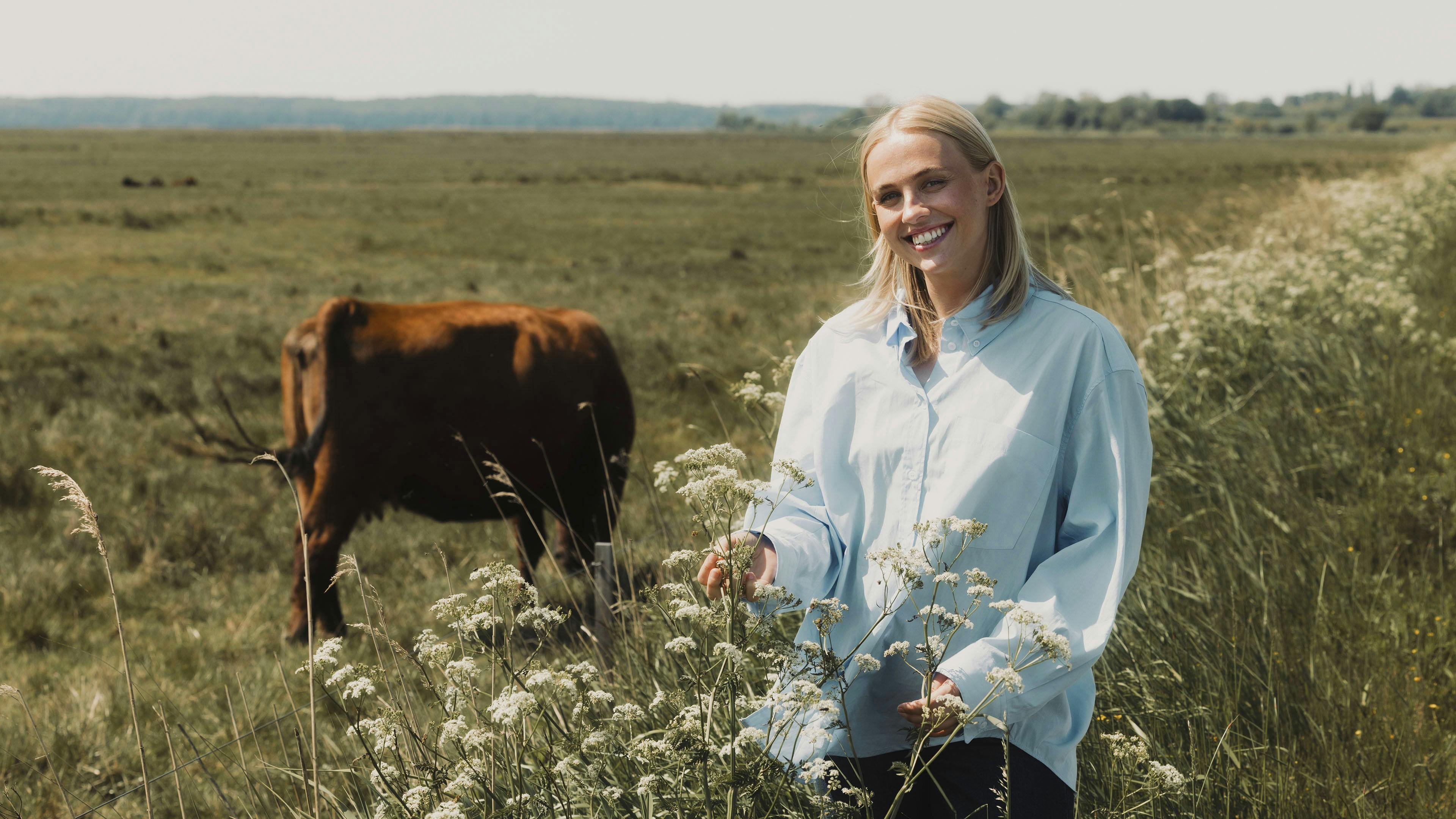 Sofie Martinusen byder velkommen i den spritnye sæson af "Landmand søger kærlighed". Værtsjobbet har hun overtaget fra Lene Beier.