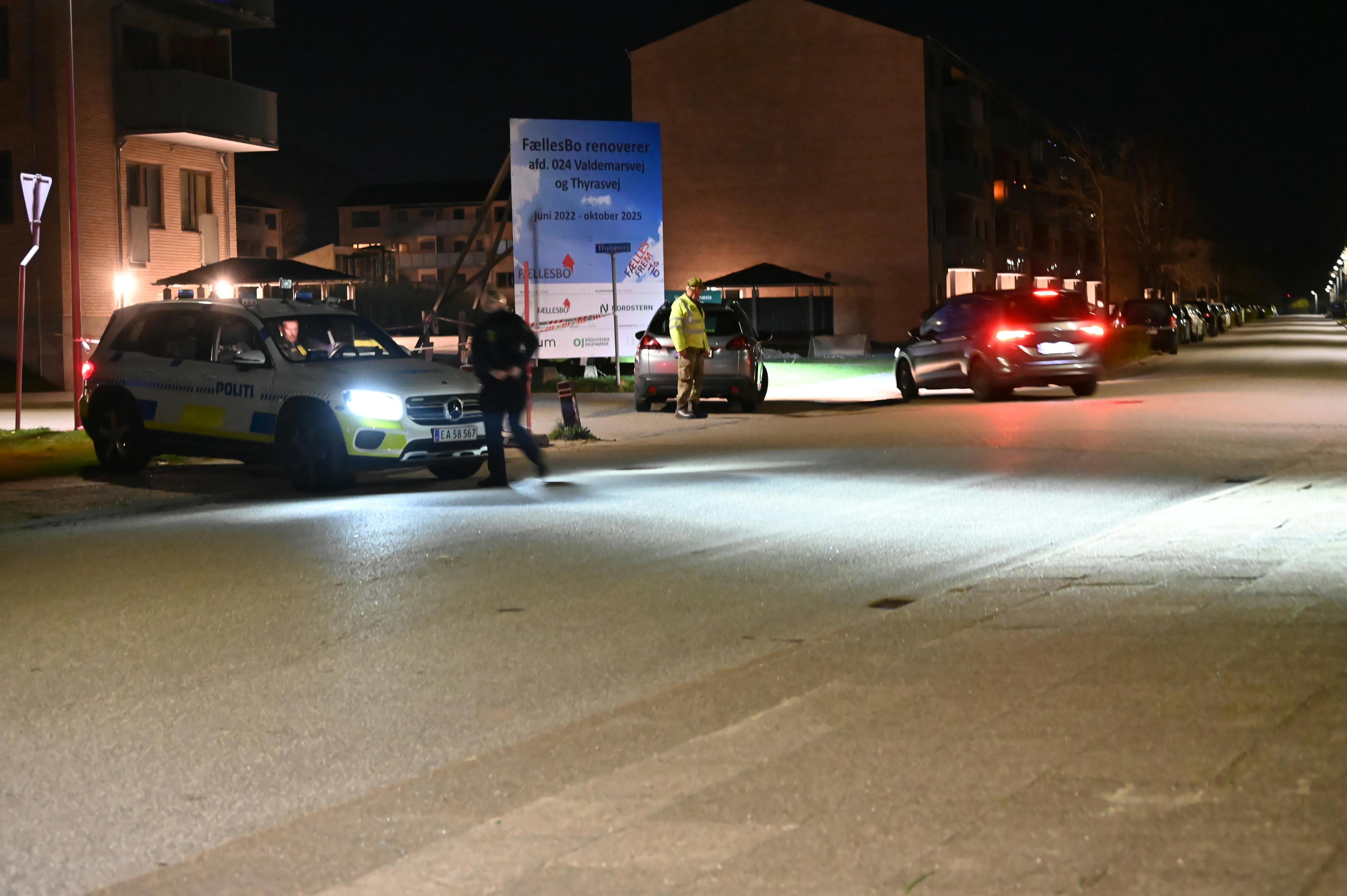 Politiet afspærrede et større område ved gerningsstedet i forbindelse med deres efterforskning.