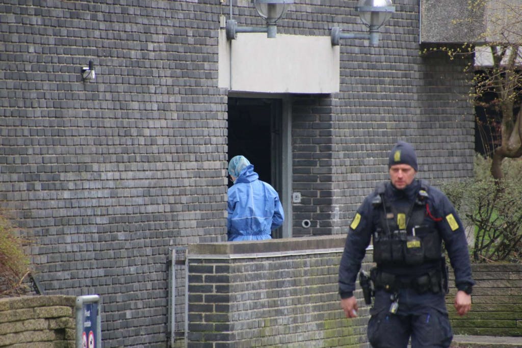En af politiets teknikere på vej ned i den p-kælder, hvor drabet blev begået.
