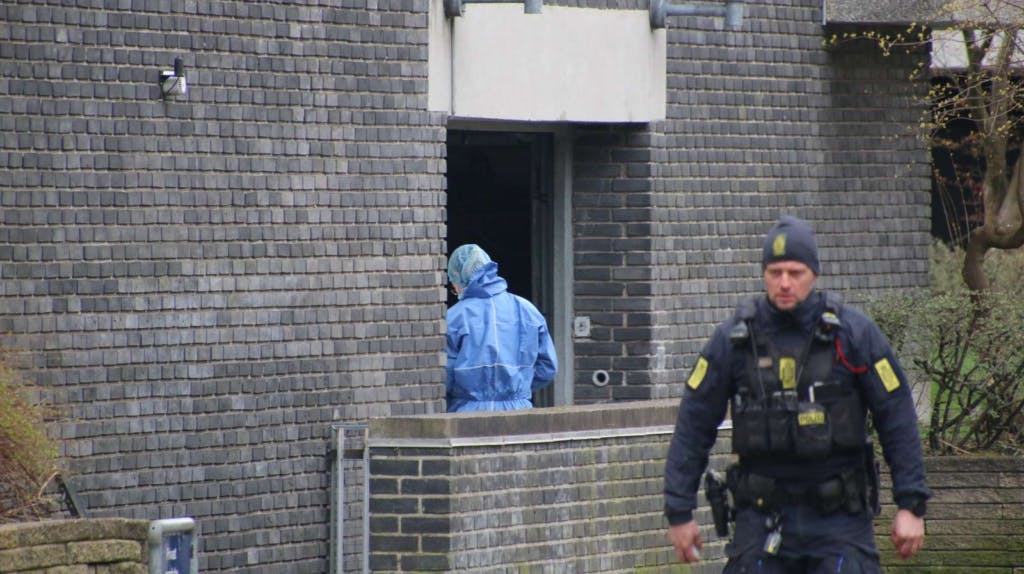 En af politiets teknikere på vej ned i den p-kælder, hvor drabet blev begået.