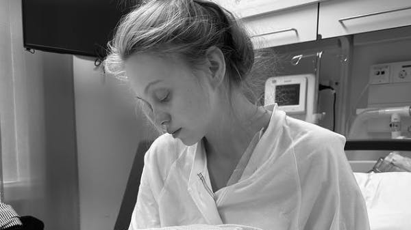 En ubeskrivelig tragedie har ramt den svenske influencer Anna Felicia Wedin og hendes familie: Datteren døde mandag aften.