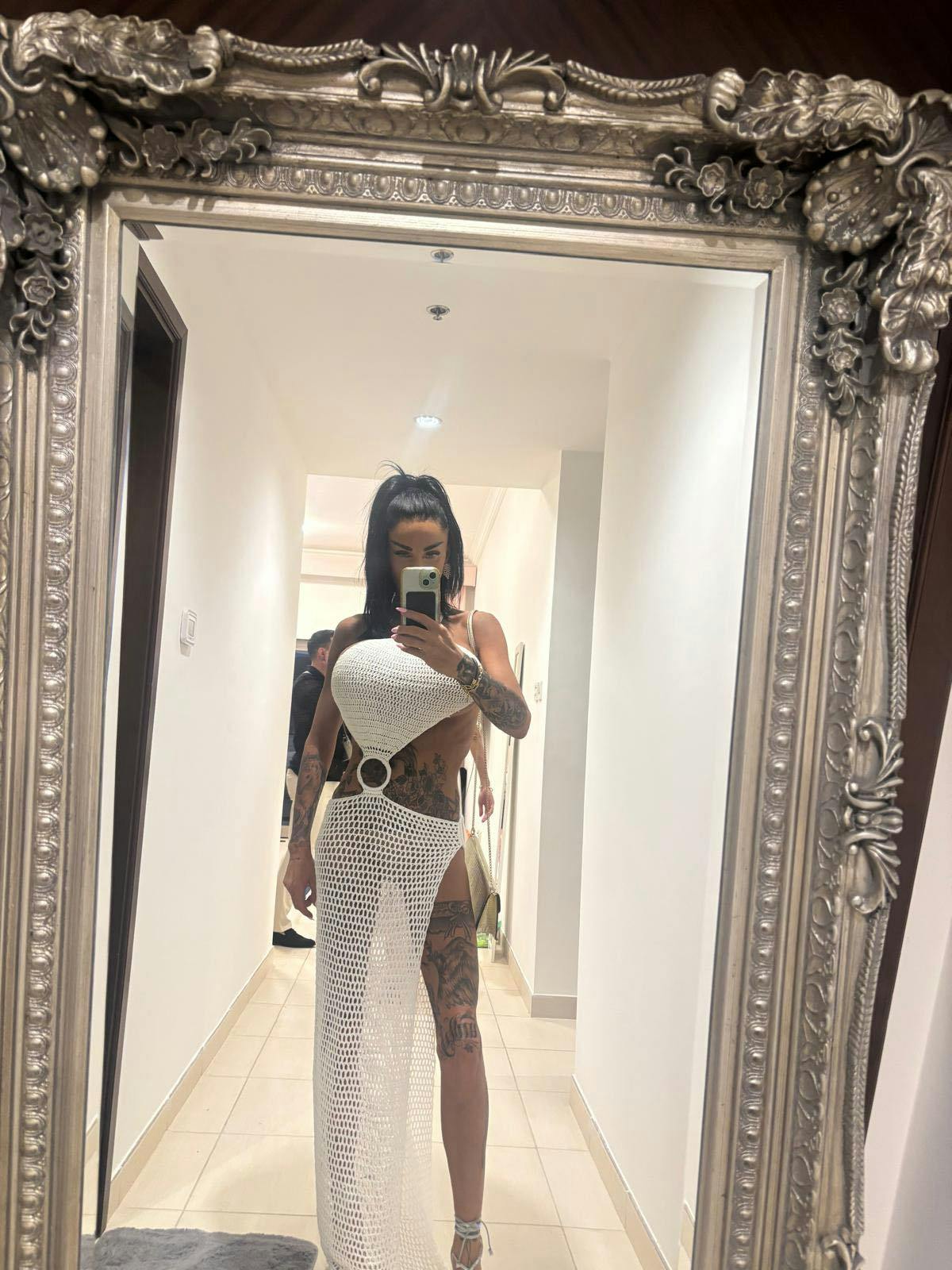 Her er kjolen, Katie Price valgte at hoppe i, mens hun hyggede sig i Dubai.