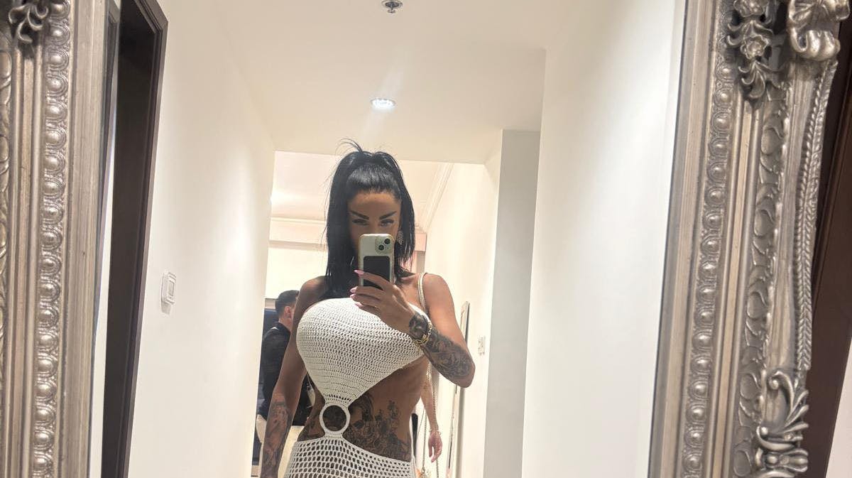 Her er kjolen, Katie Price valgte at hoppe i, mens hun hyggede sig i Dubai.