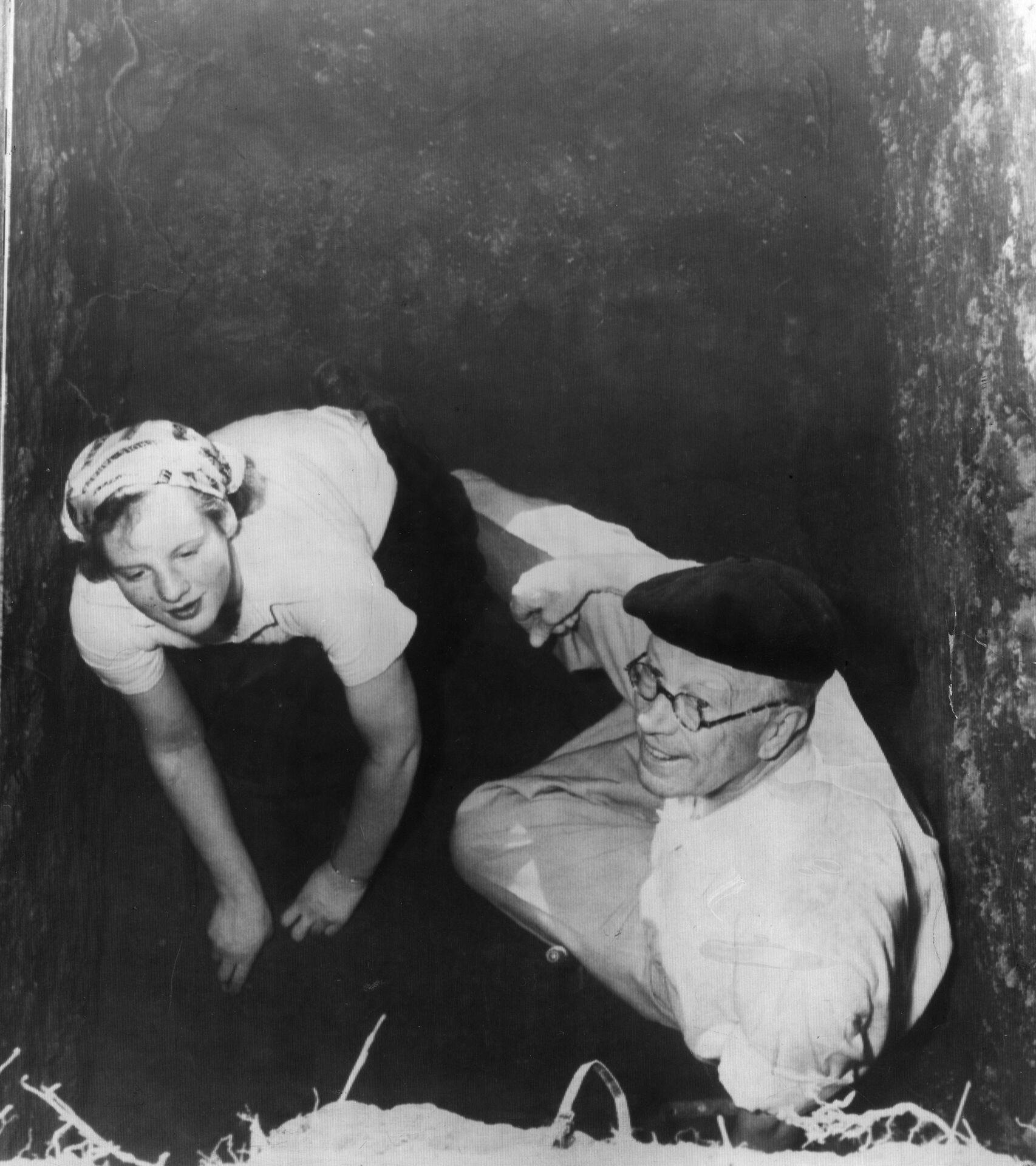 Prinsesse Margrethe og kong Gustav under udgravninger i Italien.