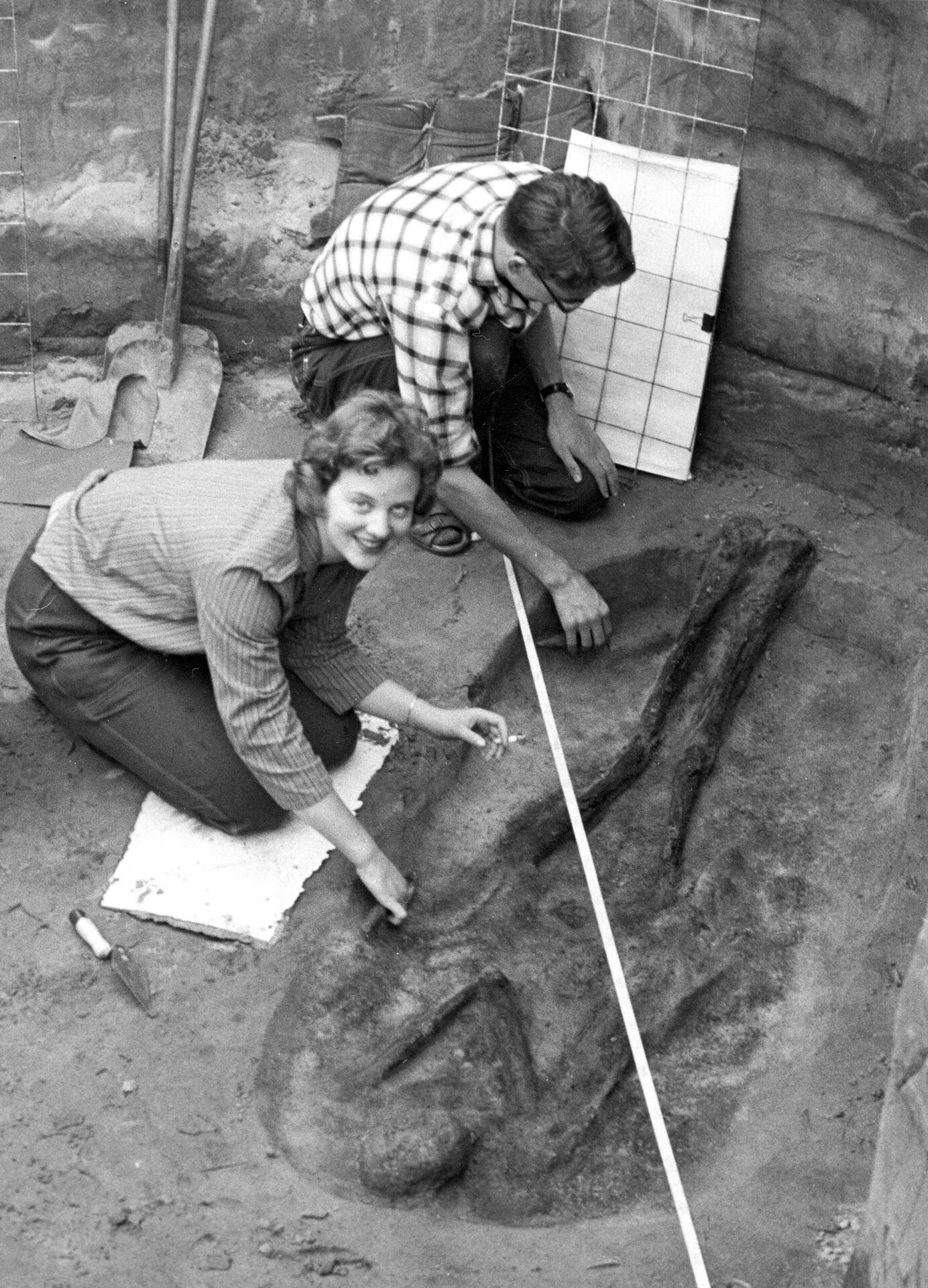 Kronprinsesse Margrethe ved en udgravning af en jernaldergrav på Slusegård i Pedersker på Bornholm sammen med arkæologistuderende Svend Kramp.