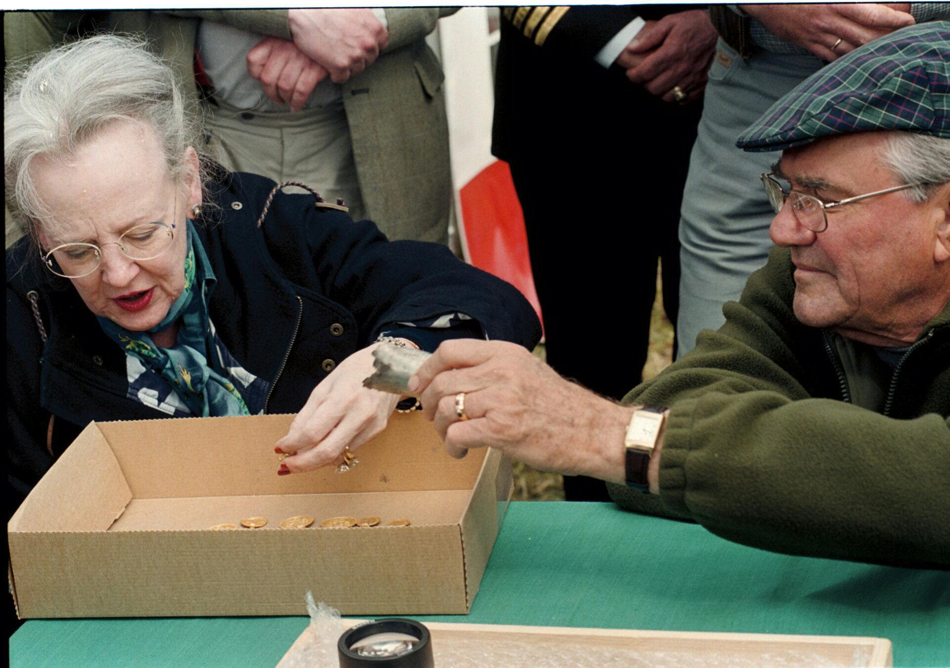 Dronning Margrethe og prins Henrik besøgte en stor og ret enestående arkæologisk udgravning på Rispebjerg på Bornholm. Prins Henrik lyttede interesseret til dronning Margrethes indsigtsfulde begejstring over guldmønterne, hvor kejser Vallentinien, der regerede fra år 435, var aftegnet, siddende til hest.