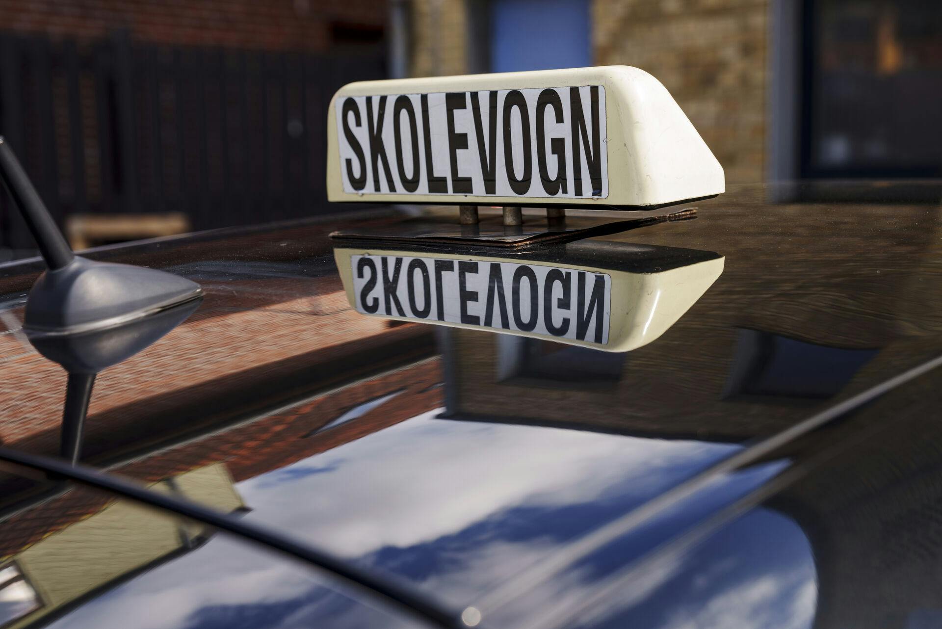 Skolevogn med skilt i Herlev , onsdag den 19 juli 2023