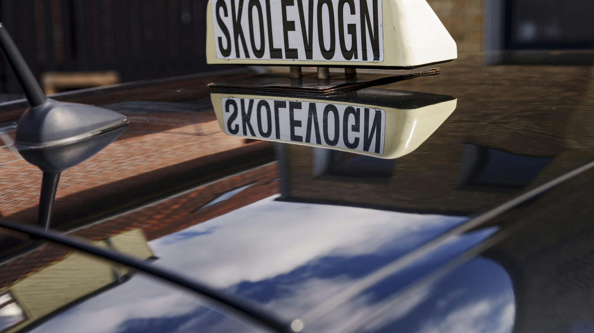 Skolevogn med skilt i Herlev , onsdag den 19 juli 2023