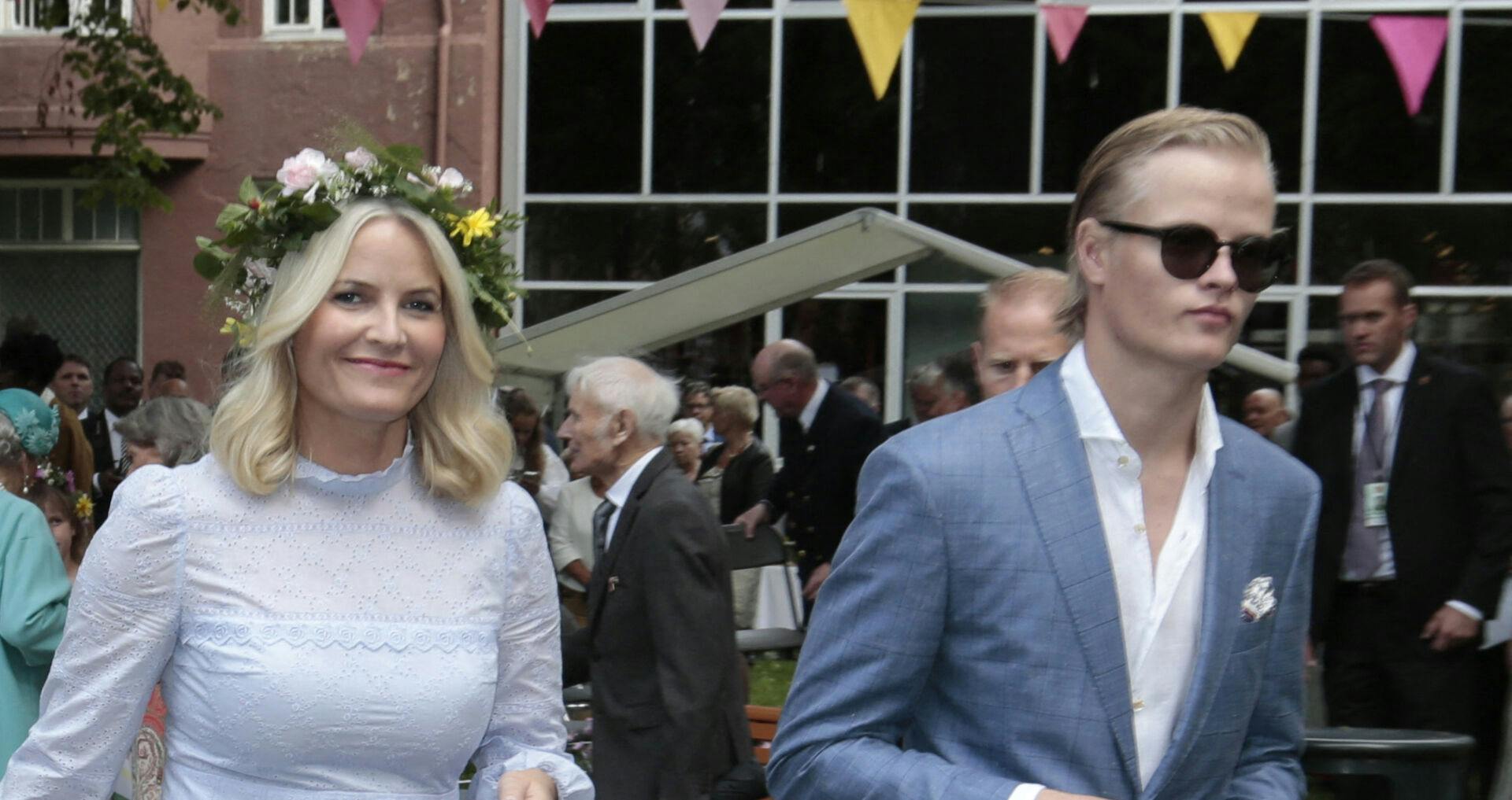 Marius Borg Høiby med sin mor, kronprinsesse Mette-Marit, i 2016.