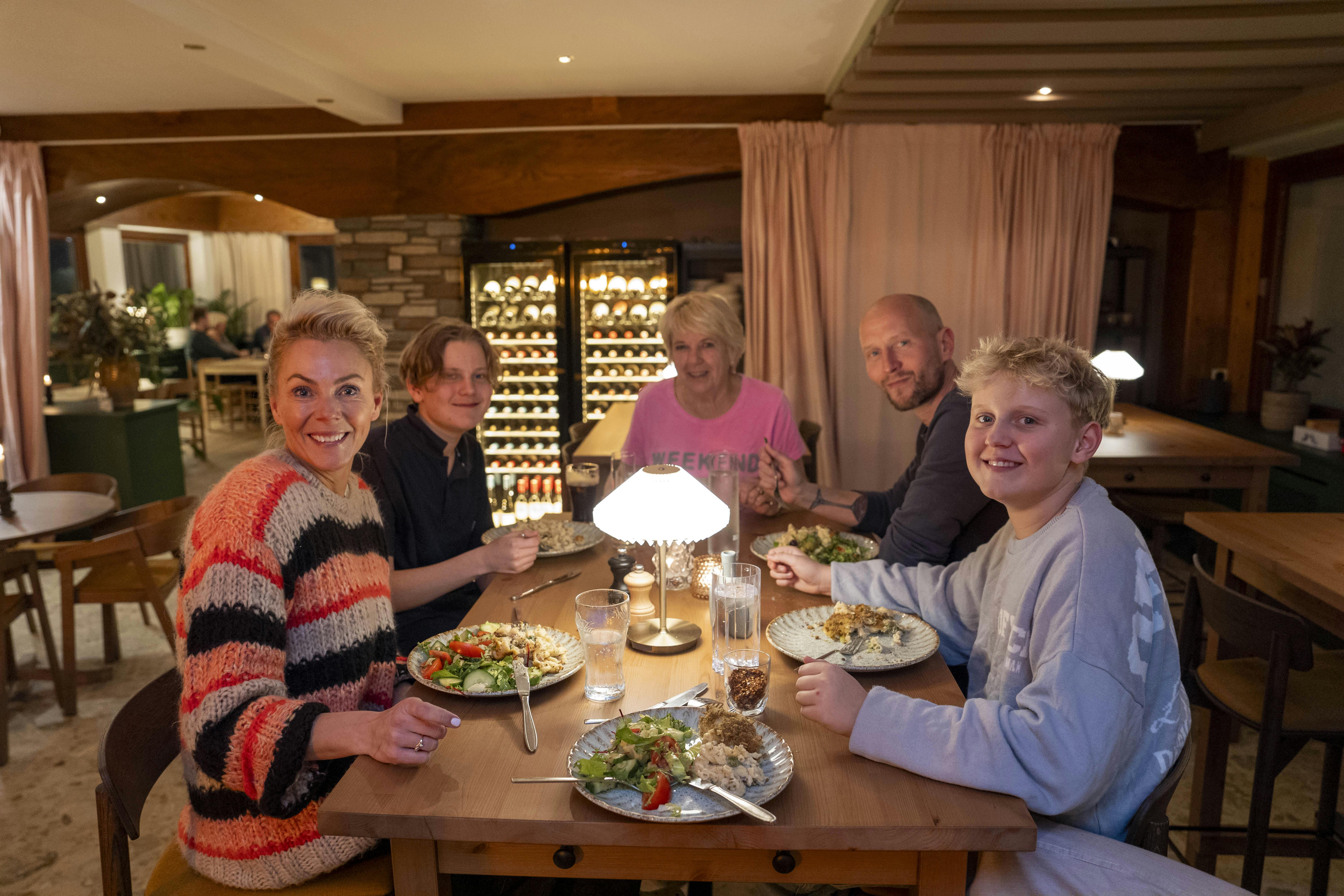 Jytte slutter sig meget snart permanent til Familien Beier i Østrig.