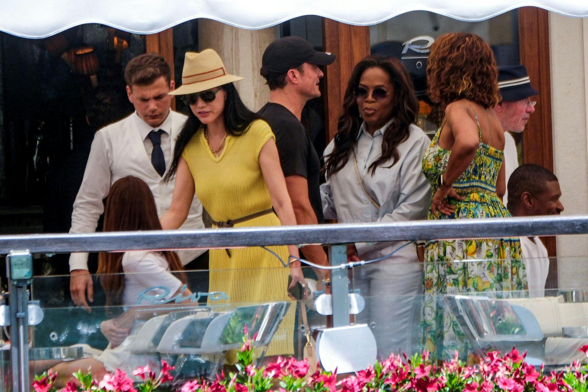 Oprah Winfrey og Orlando Bloom synes nogenlunde klar til endnu en dag i kærlighedens tegn. 