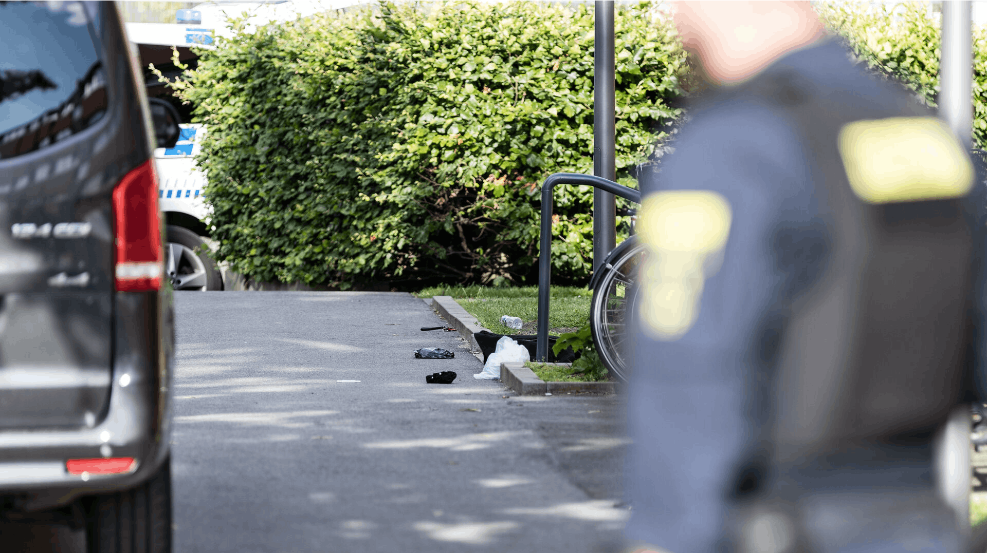 Politiet er til stede i Rødovre ved Rødovrevej fredag aften.