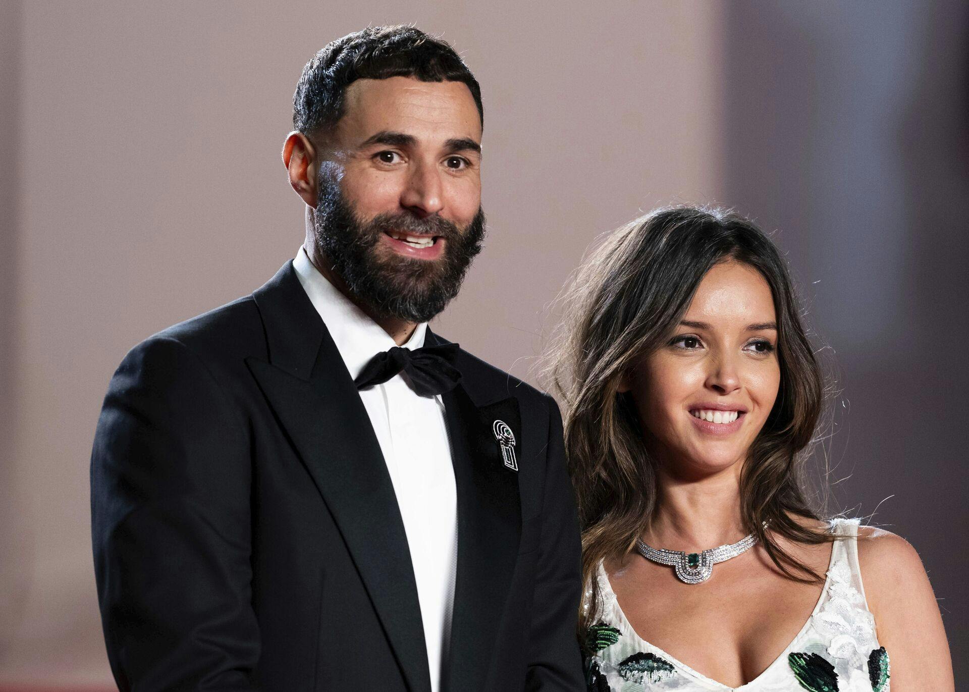 Det er gået rigtig hurtigt for Karim Benzema og Lyna Khoudri siden de for en måned siden stod frem som et par. Ifølge Paris Match er de nemlig forlovet, og skal giftes allerede i næste weekend.