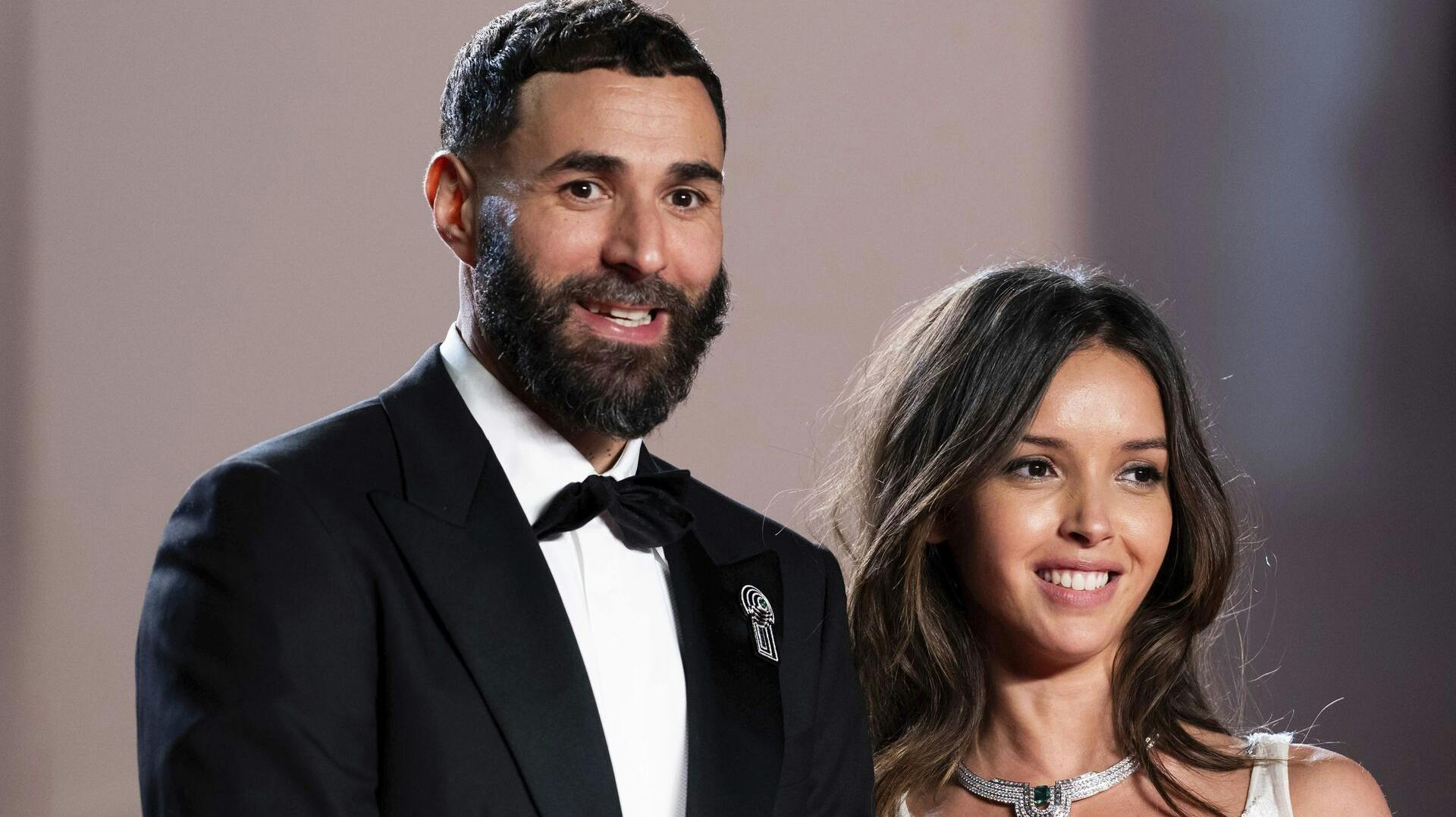 Det er gået rigtig hurtigt for Karim Benzema og Lyna Khoudri siden de for en måned siden stod frem som et par. Ifølge Paris Match er de nemlig forlovet, og skal giftes allerede i næste weekend.
