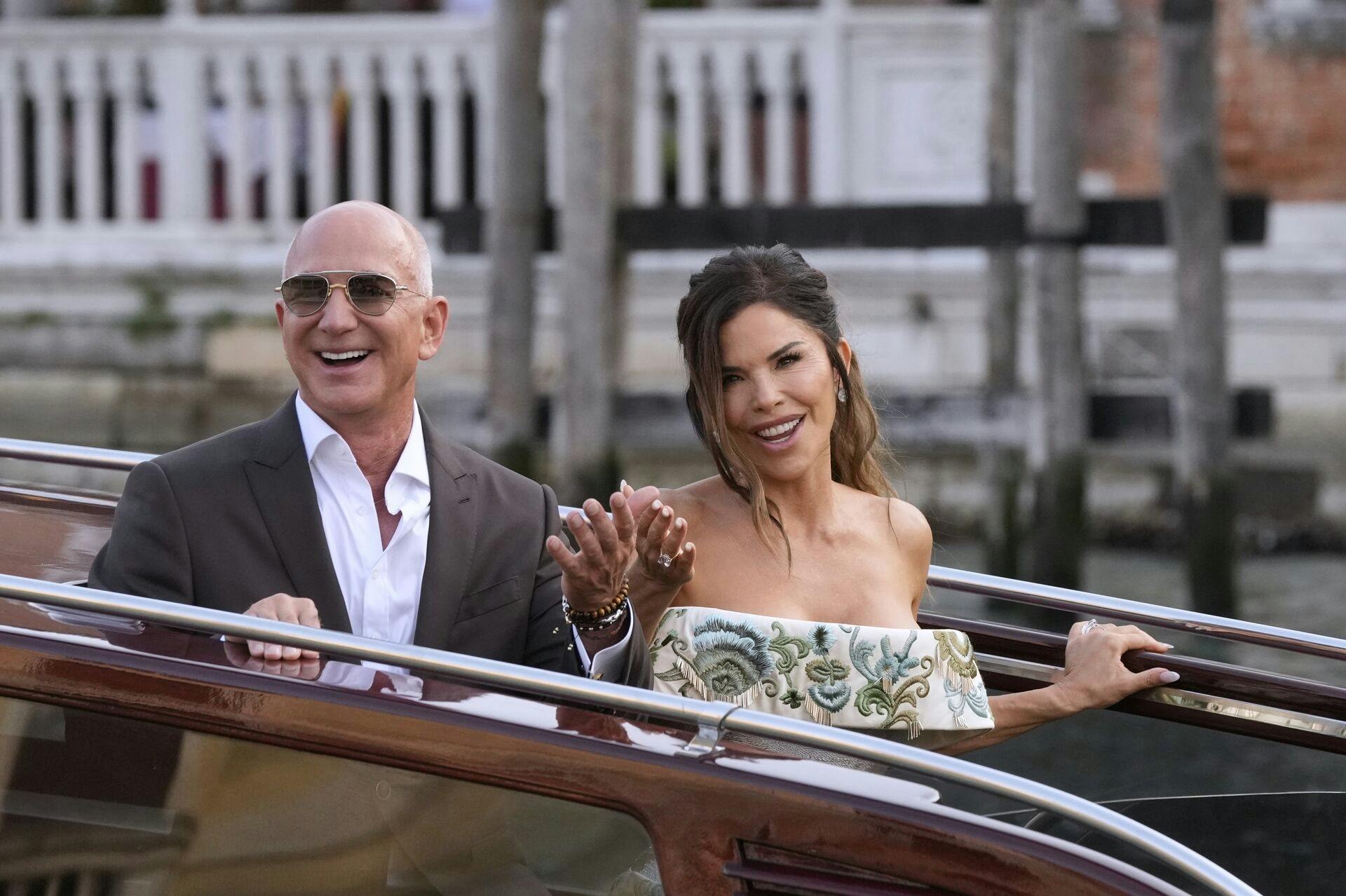 Jeff Bezos og Lauren Sánchez kan med fordel have drikkevarerne klar. Det bliver nemlig meget varmt. 