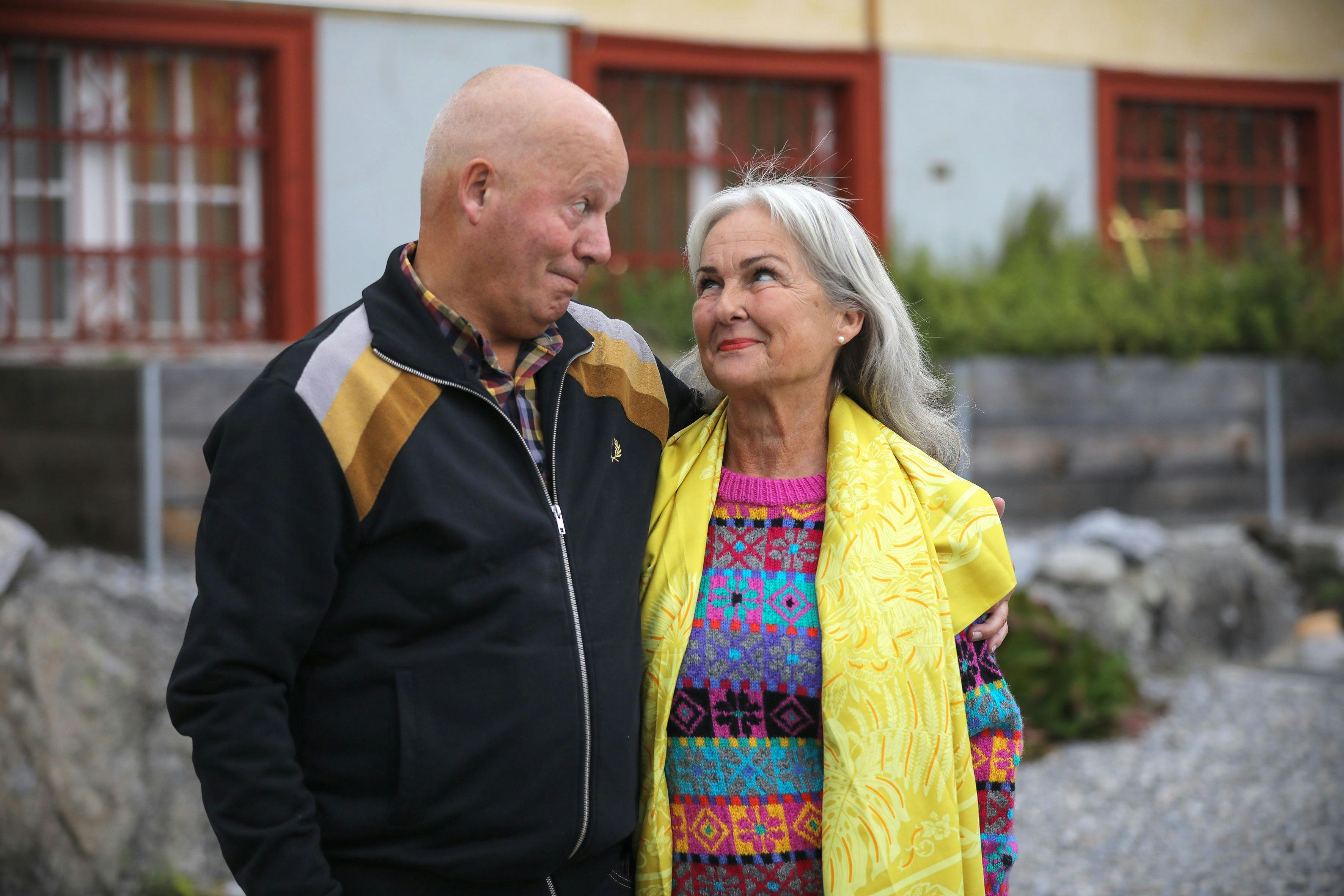Frank og Lise-Lotte kan tidligt mærke kemien mellem sig og scorer første overnatning i hytten i "Hotel romantik".