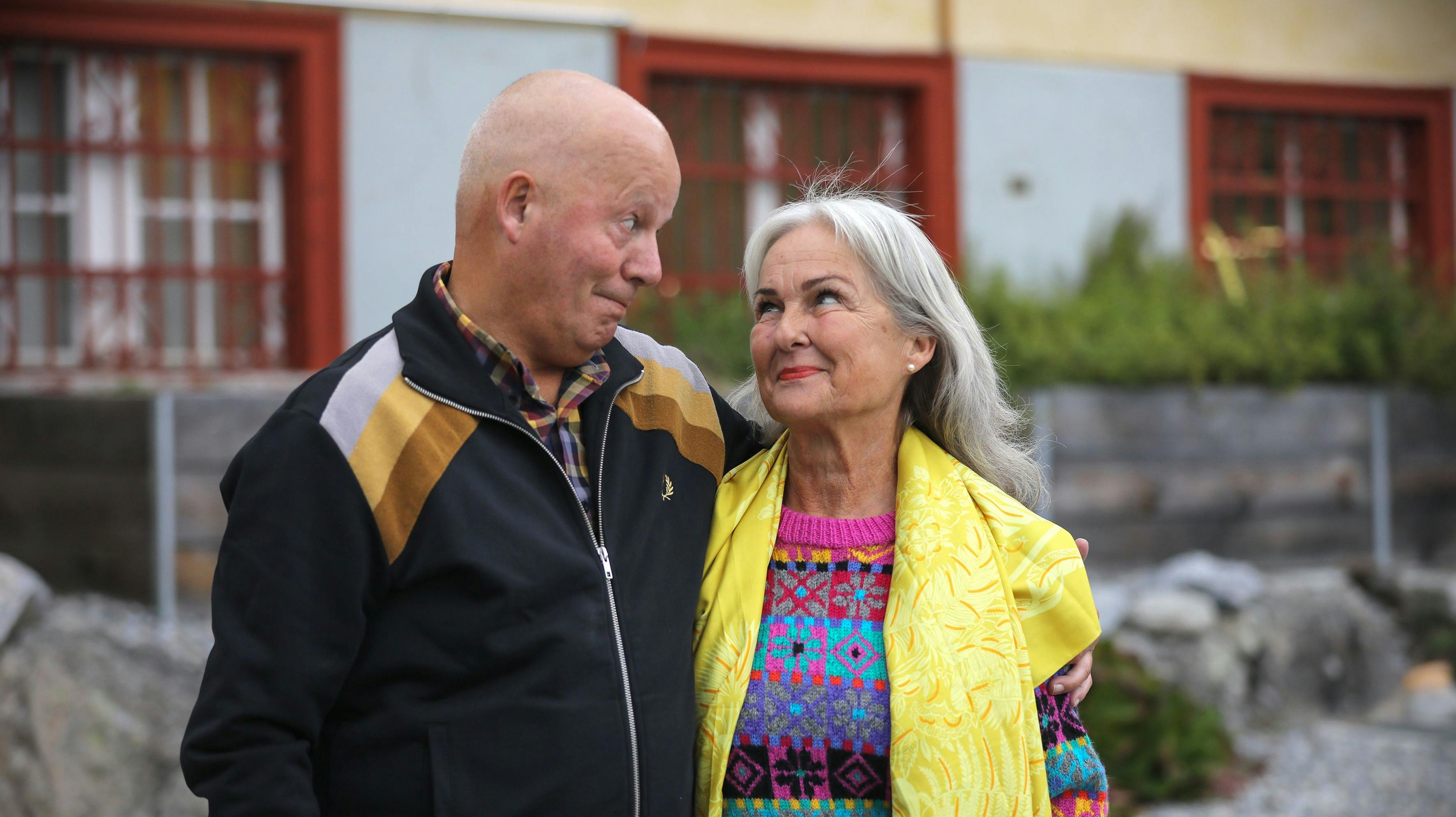 Frank og Lise-Lotte kan tidligt mærke kemien mellem sig og scorer første overnatning i hytten i "Hotel romantik".