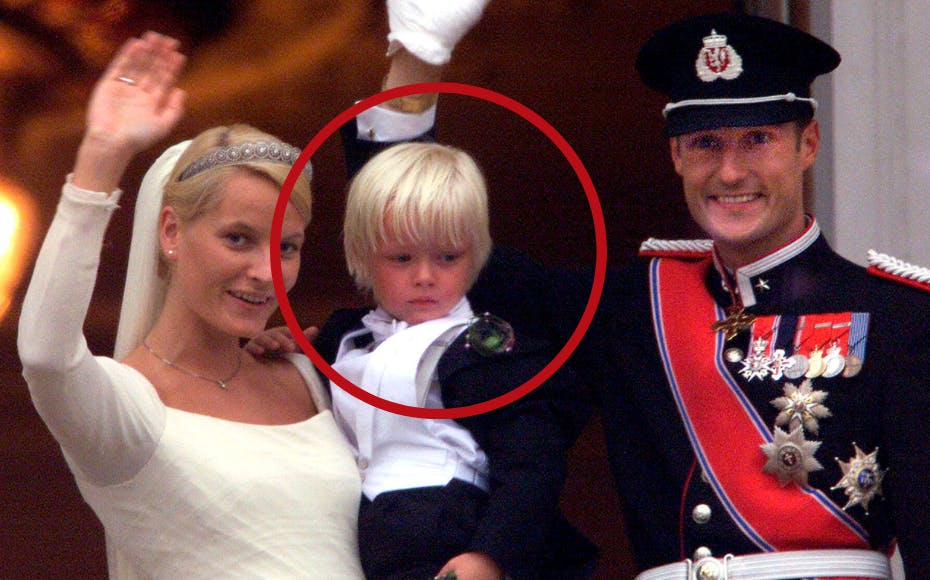 Det var lille Marius Borg Høiby, der stjal alles hjerter under Mette-Marit og kronprins Haakons bryllup 25. august 2001. I dag gør han sig stadig bemærket – desværre for lovovertrædelser, kokain og voldtægtssigtelser.