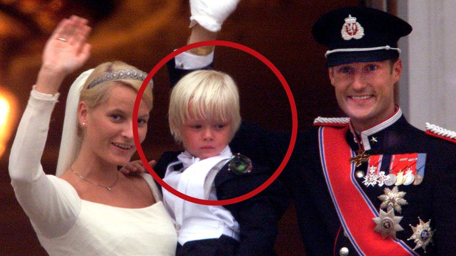 Det var lille Marius Borg Høiby, der stjal alles hjerter under Mette-Marit og kronprins Haakons bryllup 25. august 2001. I dag gør han sig stadig bemærket – desværre for lovovertrædelser, kokain og voldtægtssigtelser.