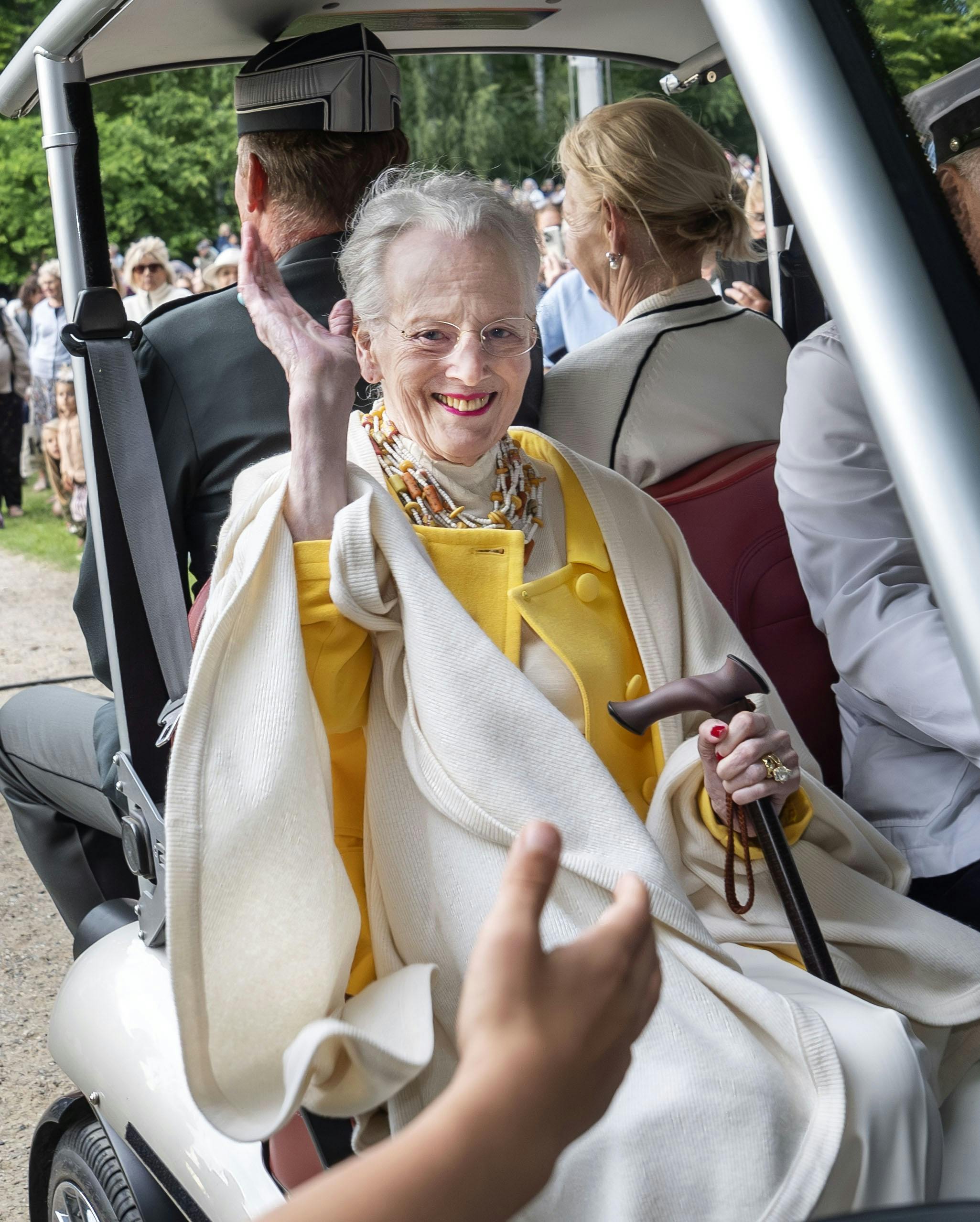 Over 700.000 danskere følger med i TV 2-dramaserien ”Danefæ”. Og noget kunne tyde på, at dronning Margrethe kunne være én af dem