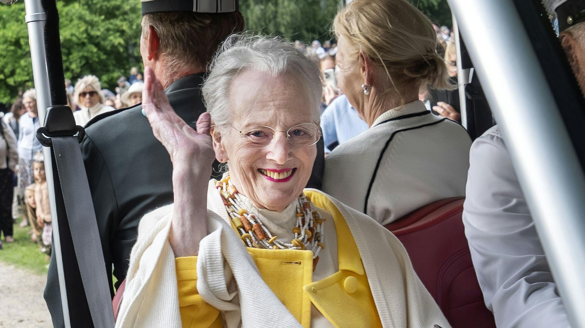 Over 700.000 danskere følger med i TV 2-dramaserien ”Danefæ”. Og noget kunne tyde på, at dronning Margrethe kunne være én af dem