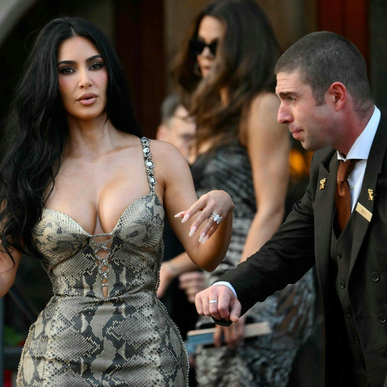 Kim Kardashian er blandt gæsterne til Jeff Bezos-brylluppet i Venedig, der løber af stablen i weekenden. Her ved sit hotel, Gritti Palace, efter sin ankomst.