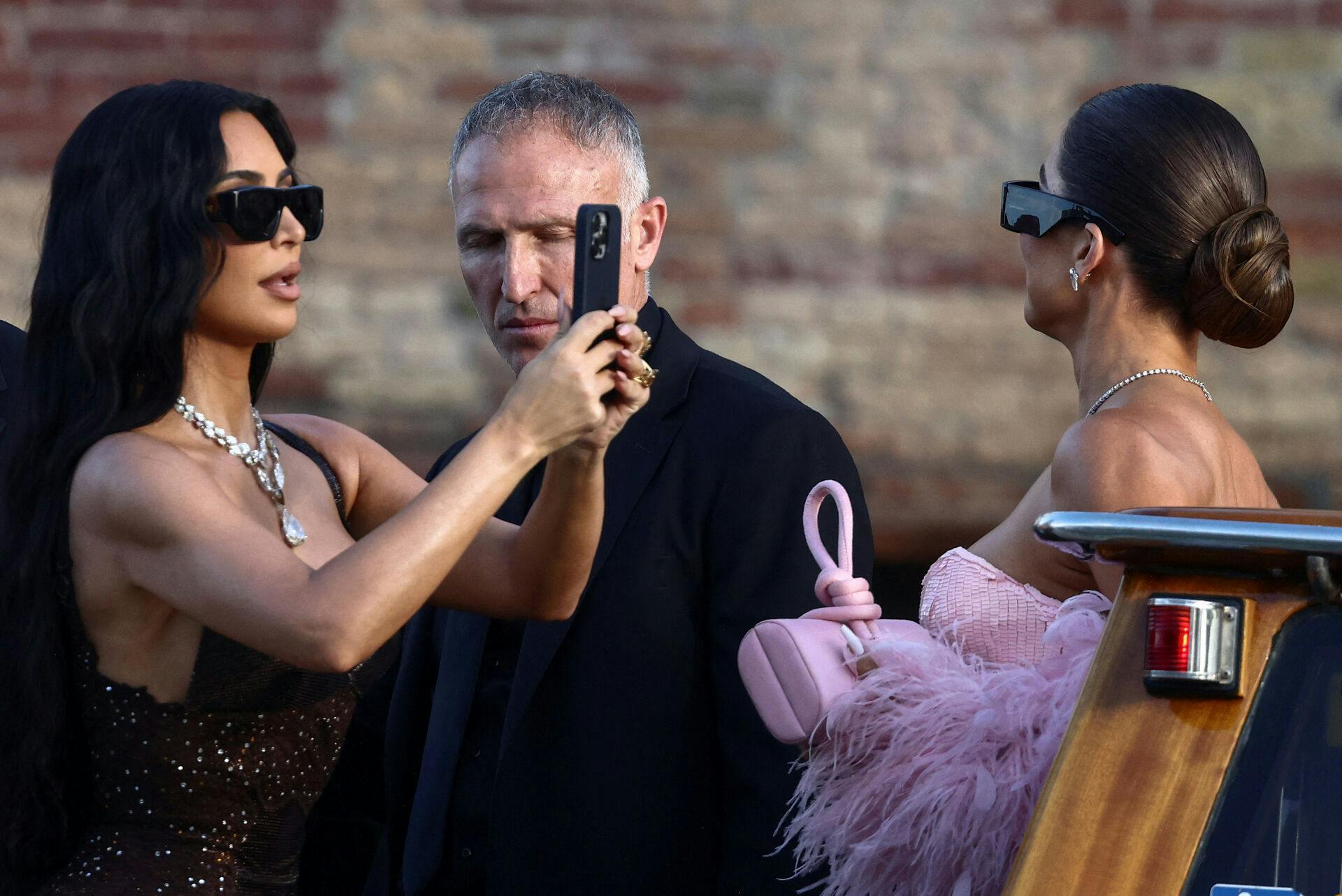 Kim havde også tid til at tage billeder af lillesøster Khloé Kardashian, der har fejret sin 41-års fødselsdag i Venedig.