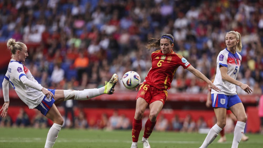 Aitana Bonmatí, her i aktion mod England tidligere på måneden, er blevet ramt af meningitis kort før EM i Schweiz.