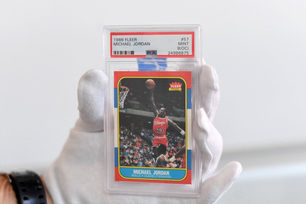 Har man gamle basketballkort med superstjerner eller legender liggende, kan det være en god idé at få dem vurderet, før man smider dem ud. Dette er ikke kortet omtalt i artiklen.