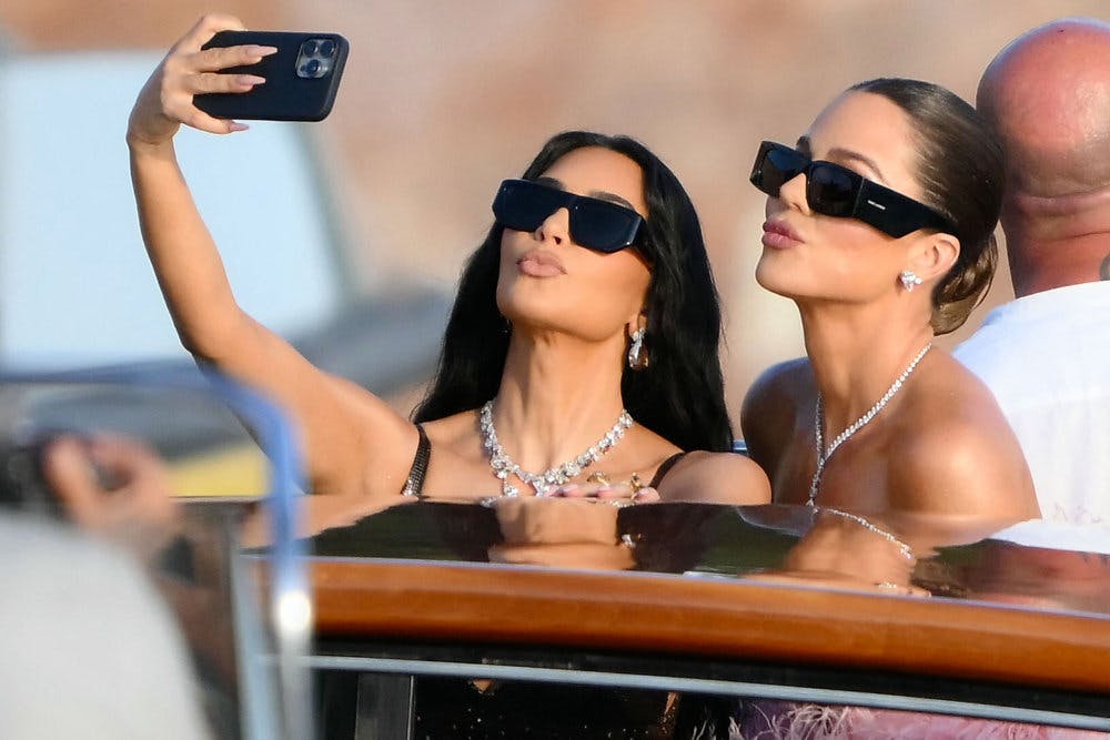 Kim Kardashian (tv.) og Khloé Kardashian er også i Venedig for at fejre Bezos-parrets tre dages lange bryllupsfest.