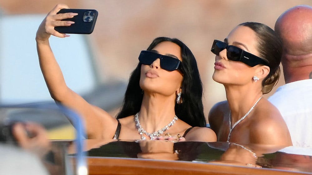 Kim Kardashian (tv.) og Khloé Kardashian er også i Venedig for at fejre Bezos-parrets tre dages lange bryllupsfest.