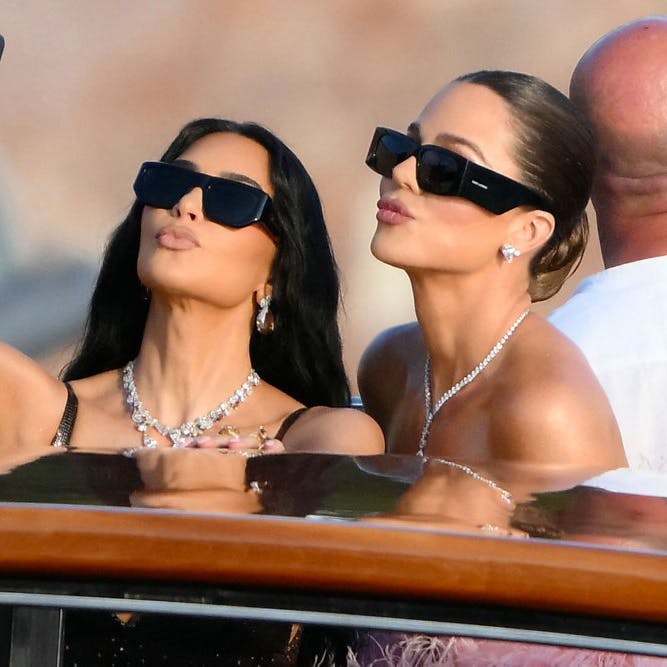 Kim Kardashian (tv.) og Khloé Kardashian er også i Venedig for at fejre Bezos-parrets tre dages lange bryllupsfest.