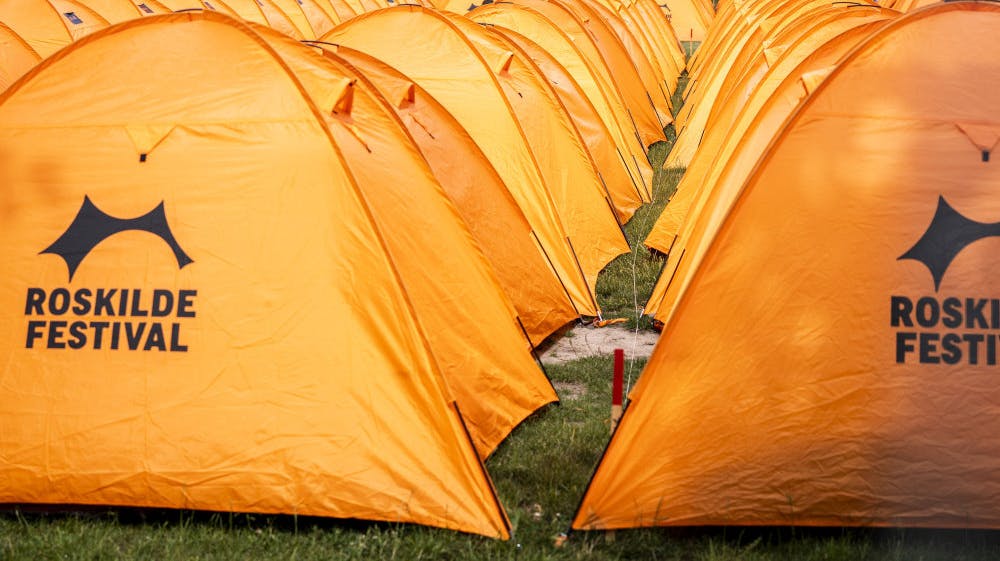 Lørdag har Roskilde Festival åbnet dele af campingpladsen, og det giver tæt trafik, oplyser politiet.