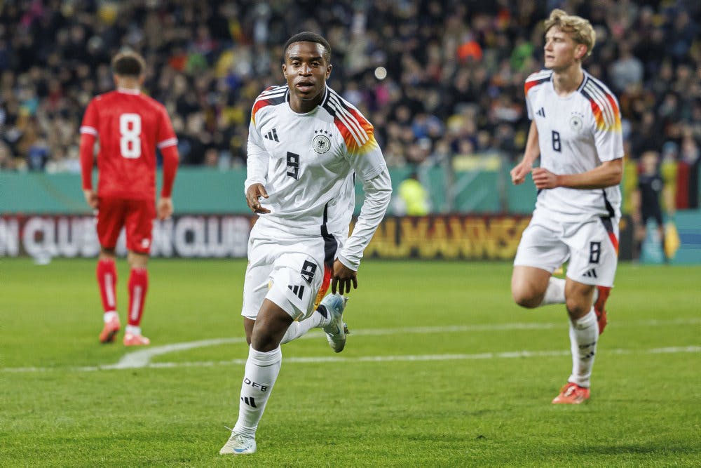 Youssoufa Moukoko var med til VM i 2022 for Tyskland og er noteret for to landskampe. Her ses han under en U21-landskamp mod Danmark sidste år.