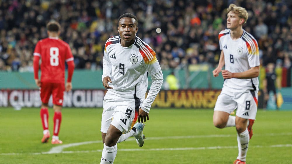 Youssoufa Moukoko var med til VM i 2022 for Tyskland og er noteret for to landskampe. Her ses han under en U21-landskamp mod Danmark sidste år.