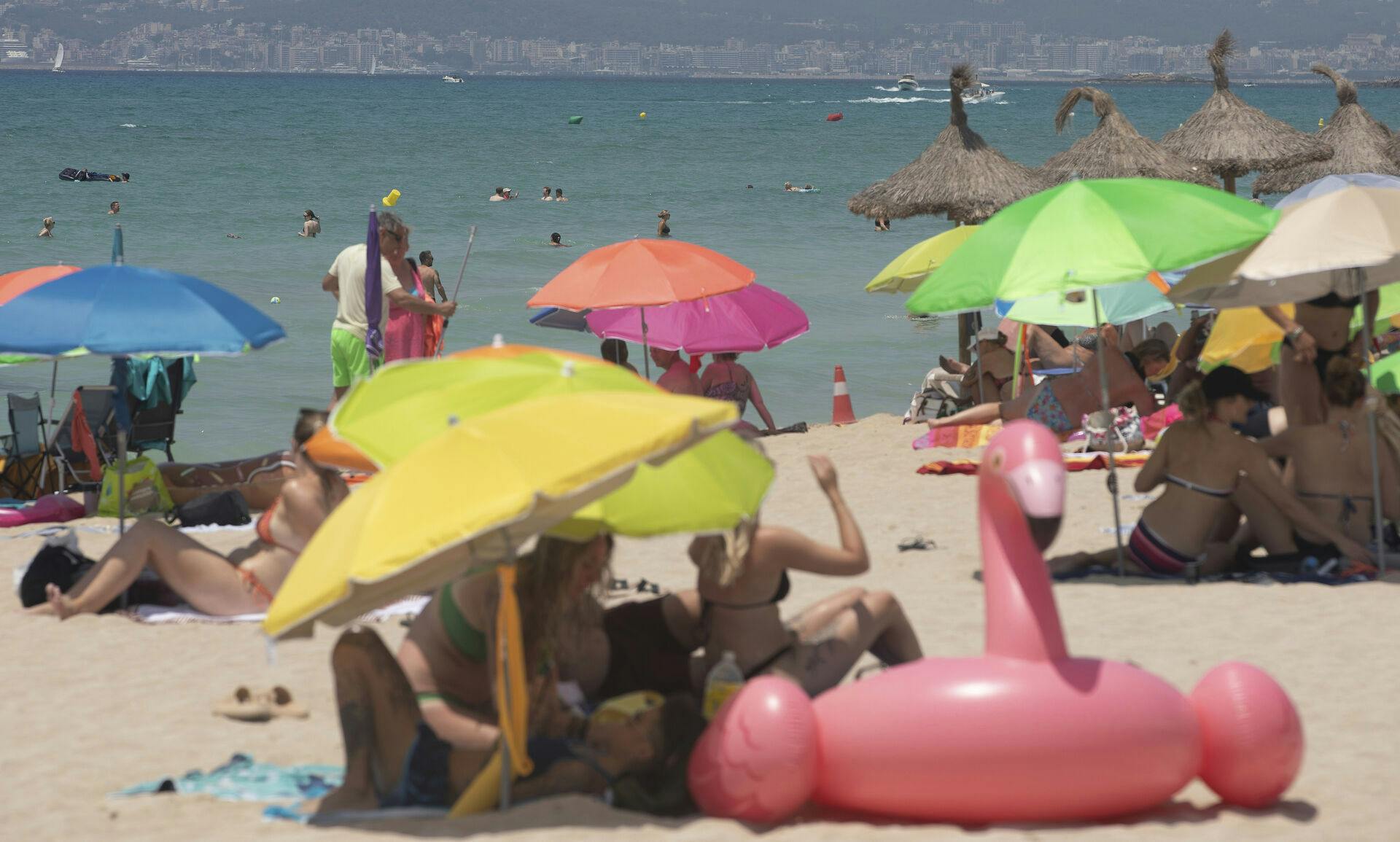 26 June 2025, Spain, Palma: People swim and sunbathe on the beach of Arenal in Mallorca. Photo by: Clara Margais/picture-alliance/dpa/AP Images