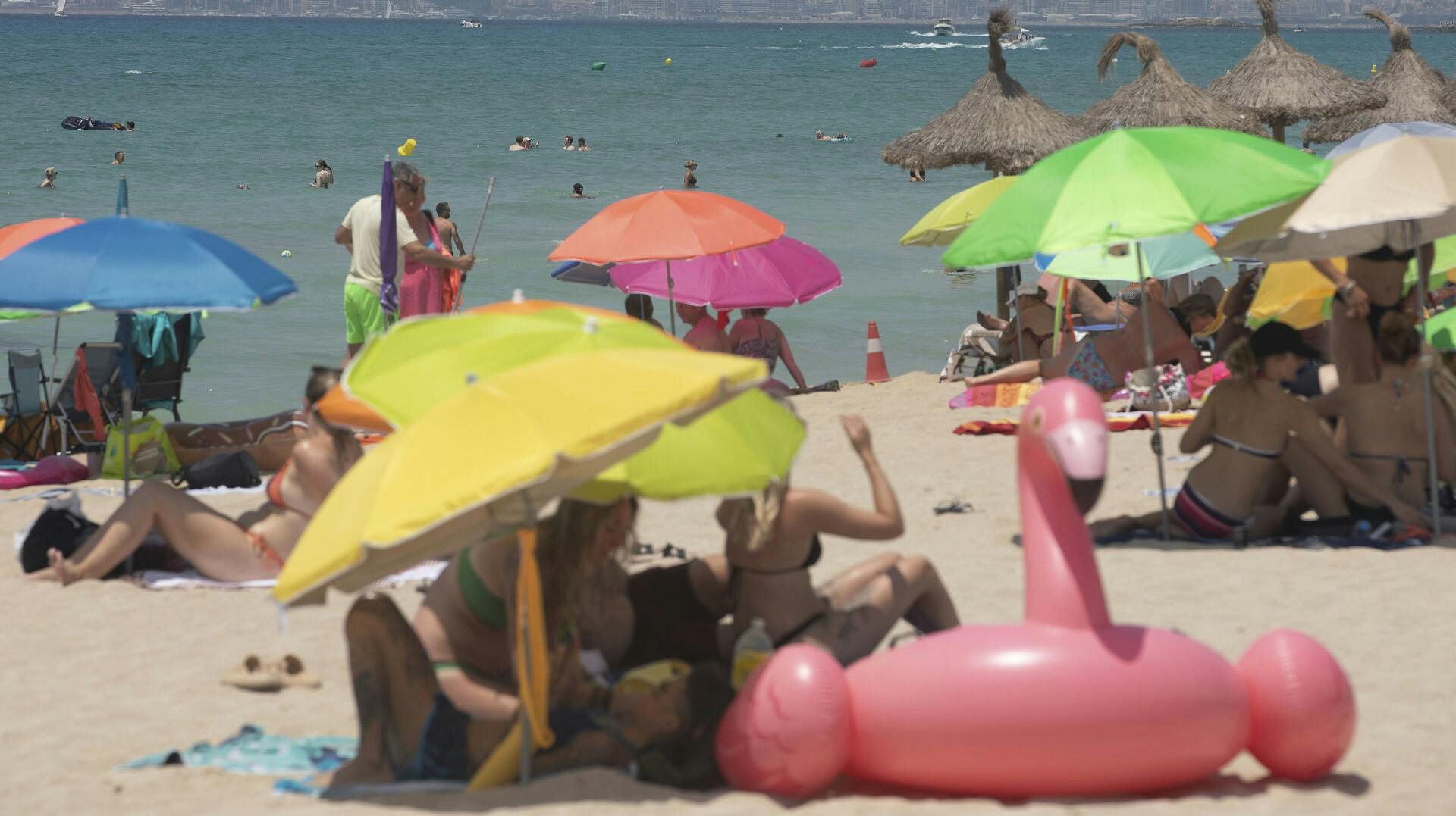 26 June 2025, Spain, Palma: People swim and sunbathe on the beach of Arenal in Mallorca. Photo by: Clara Margais/picture-alliance/dpa/AP Images