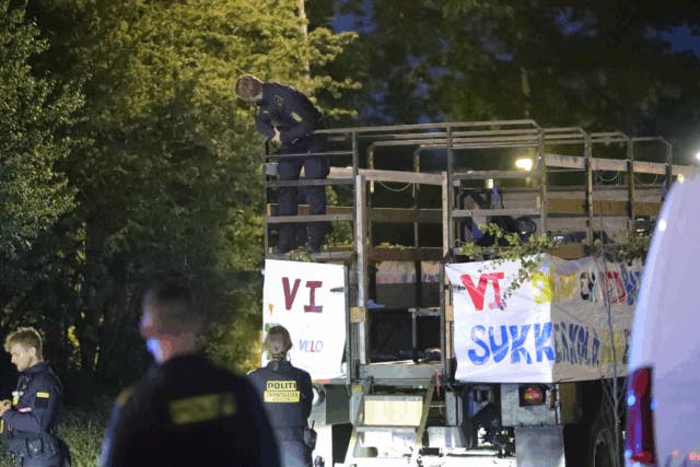 Københavns Vestegns Politi rykkede fredag aften og natten til lørdag ud til to ulykker med studentervogne. I begge tilfælde har studenter slået hovedet imod broer.