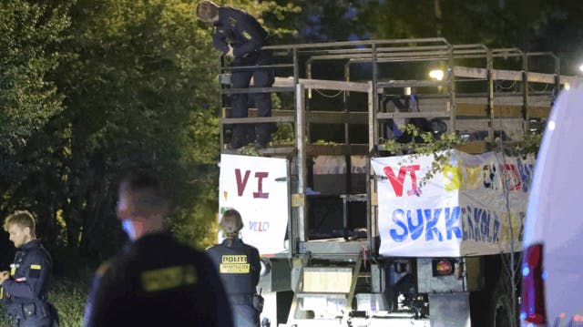 Københavns Vestegns Politi rykkede fredag aften og natten til lørdag ud til to ulykker med studentervogne. I begge tilfælde har studenter slået hovedet imod broer.